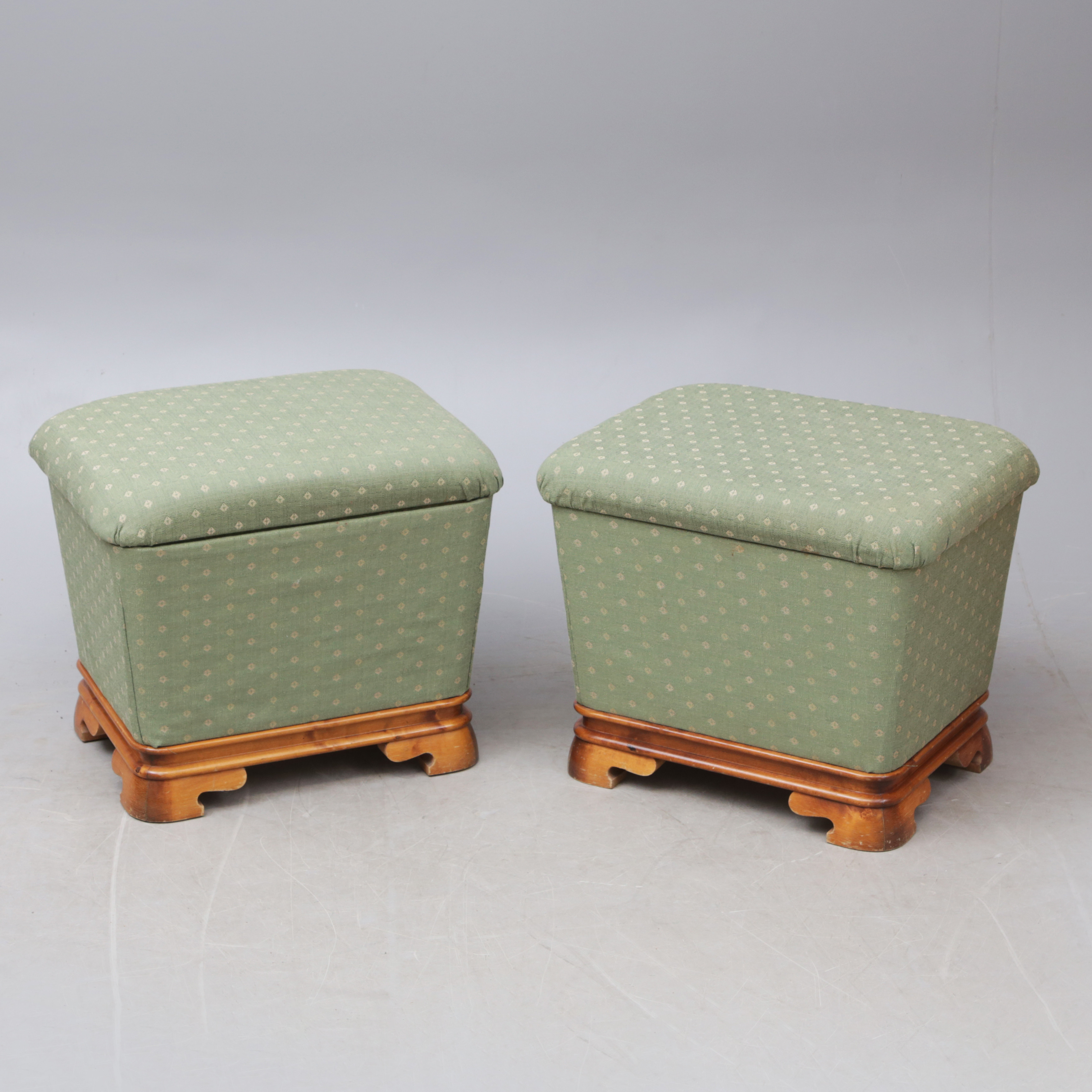 PUFFAR 2 st, textil/trä.