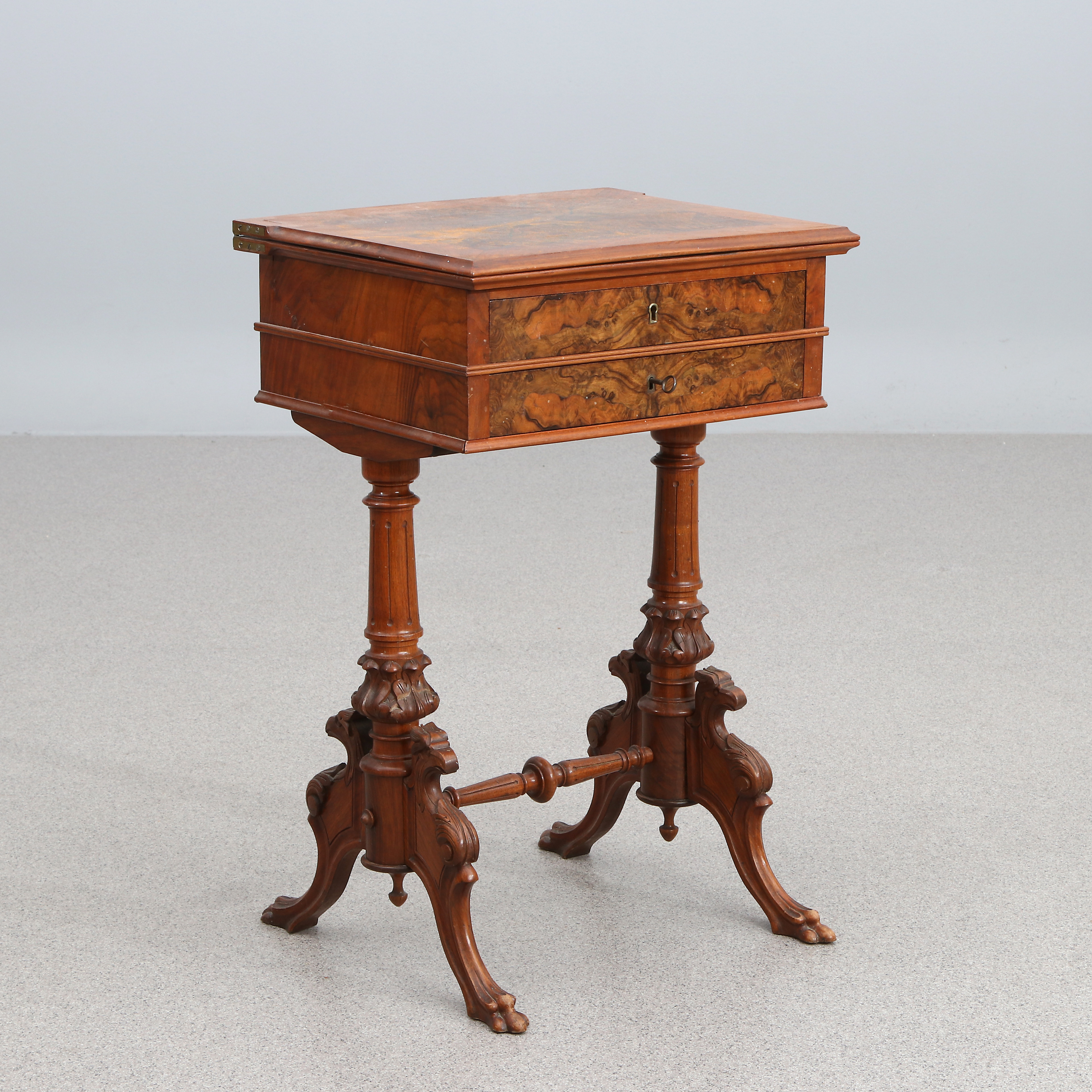 SYBORD/SPELBORD. Valnöt och valnötsrot. Nyrenässans, sent 1800-tal.