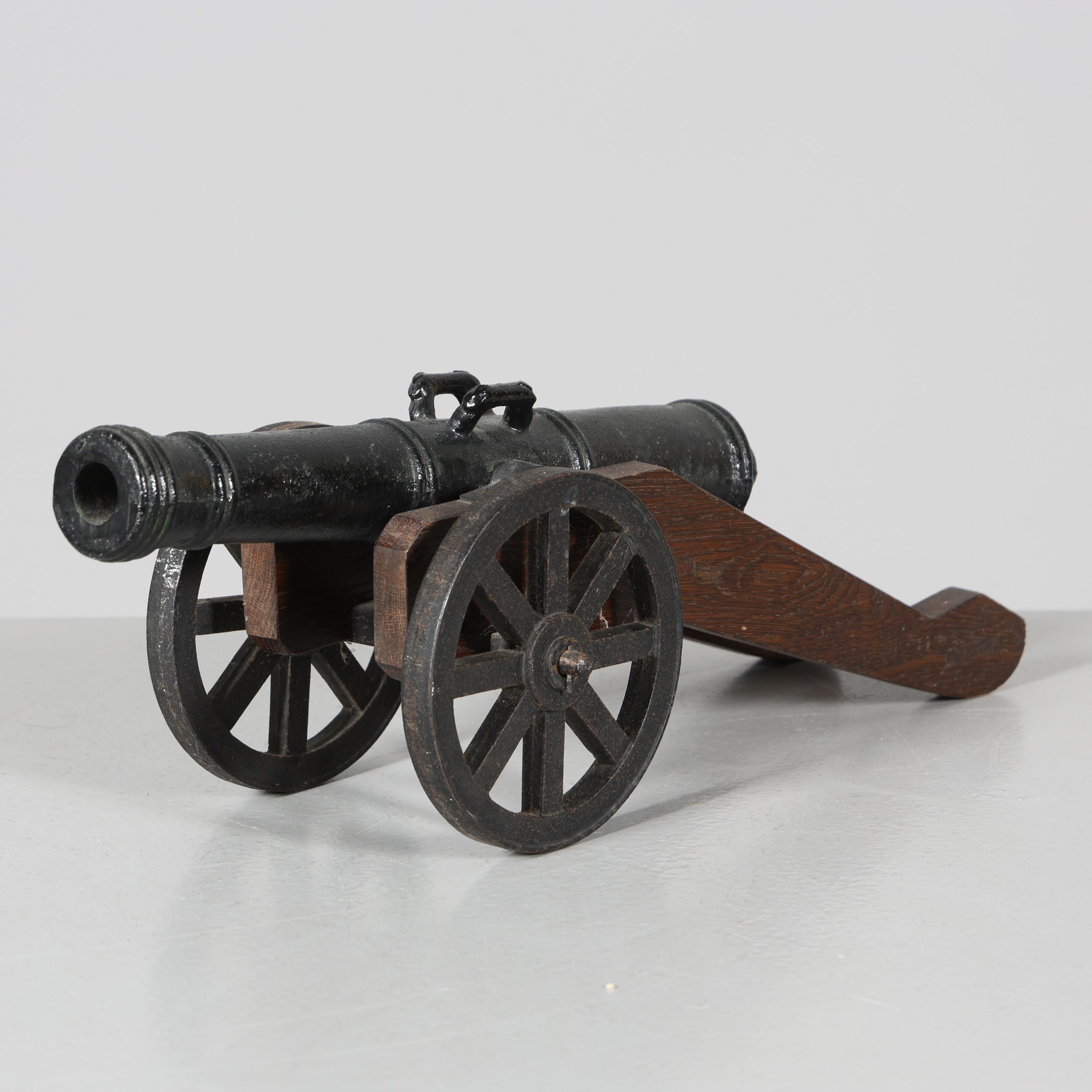 BORDSKANON, metall samt trä, 1900-tal.