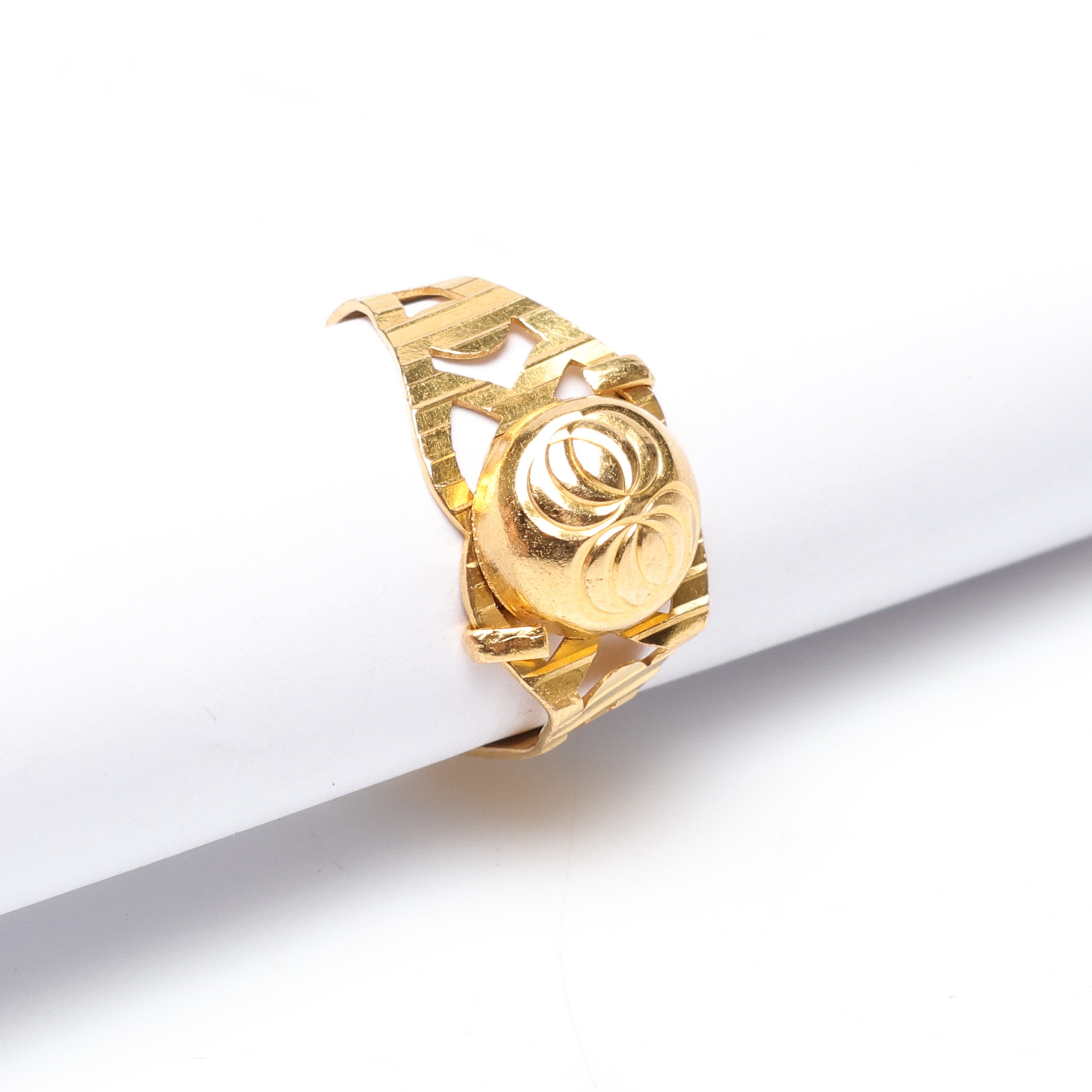 RING, 21K, Guld, vikt cirka 1,7 gram.
