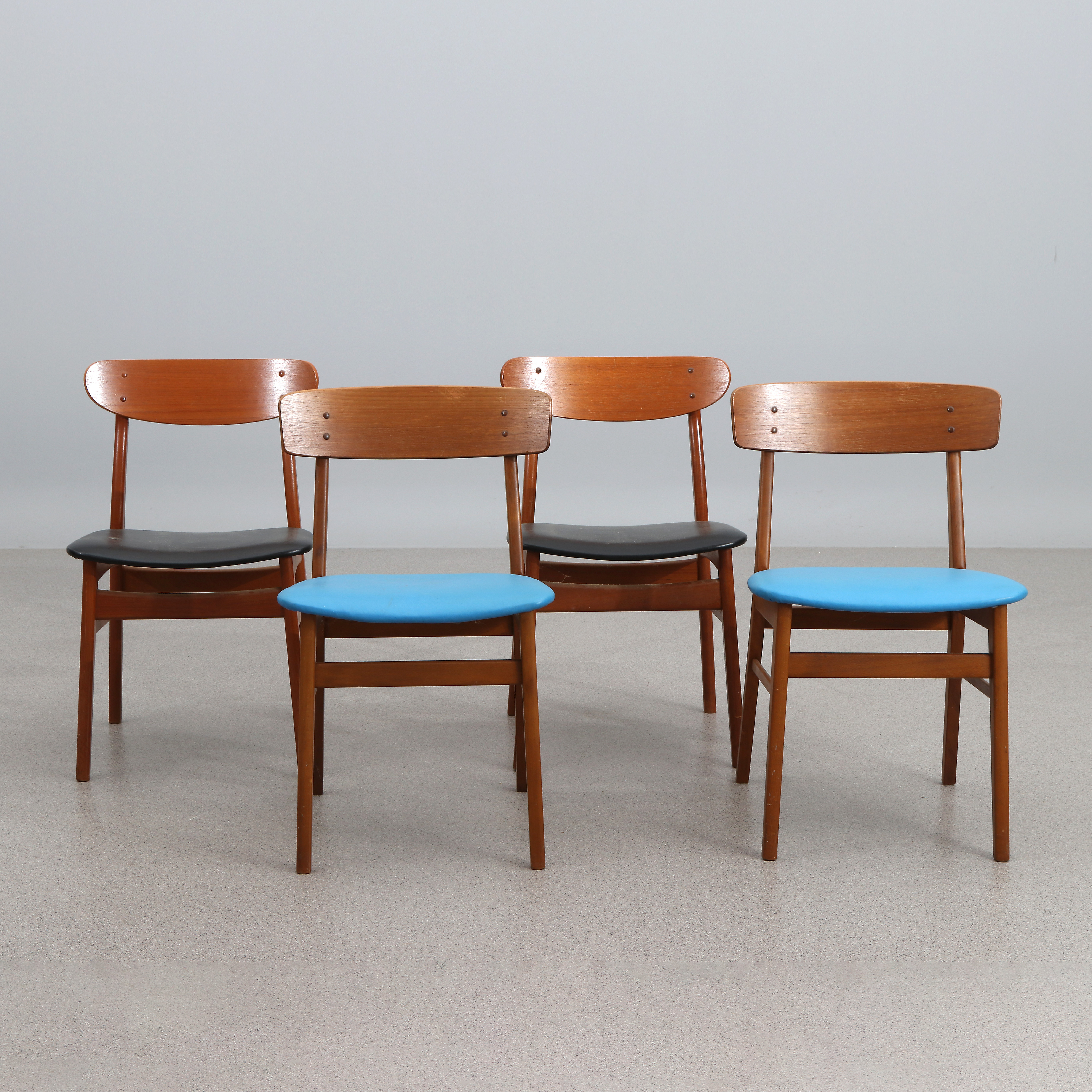 STOLAR, TVÅ PAR. Teak med galonklädda sitsar. 1950/60-tal. Snarlika.