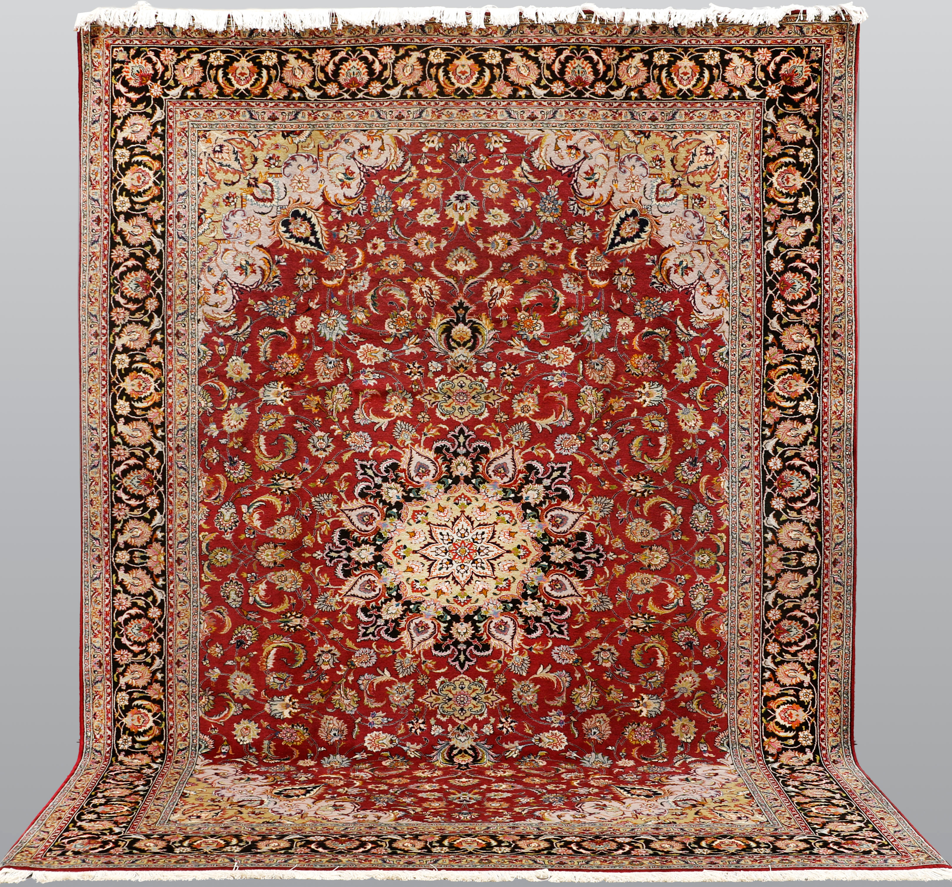 MATTA. Täbriz part silk, s.k 50 radj, ca 500.000 knutar/kvm, 306 x 204 cm.