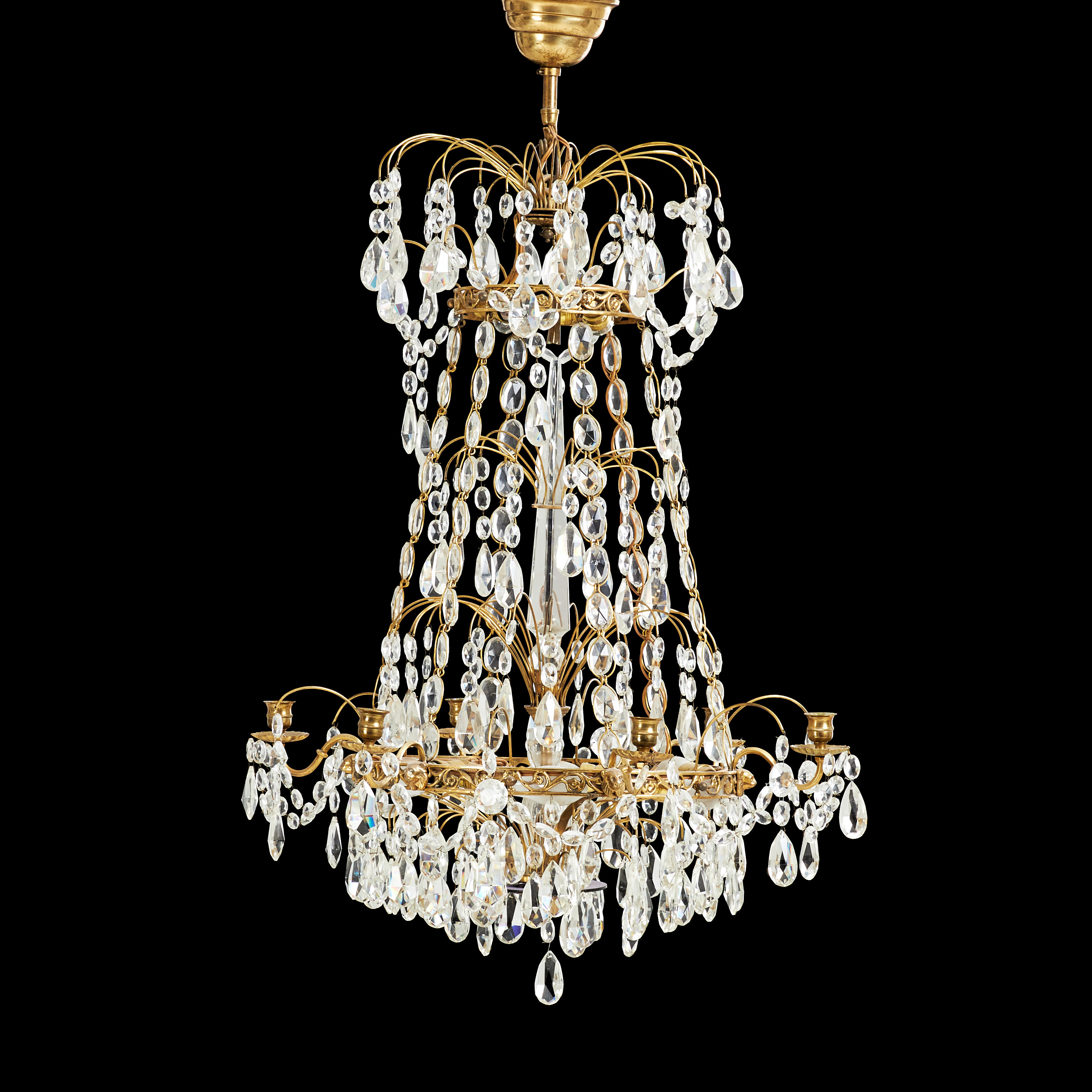 LJUSKRONA. Hagamodell, 1900 talets mitt, sex ljusarmar, nio ljuspunkter, behängd med olikslipade glasprismor.