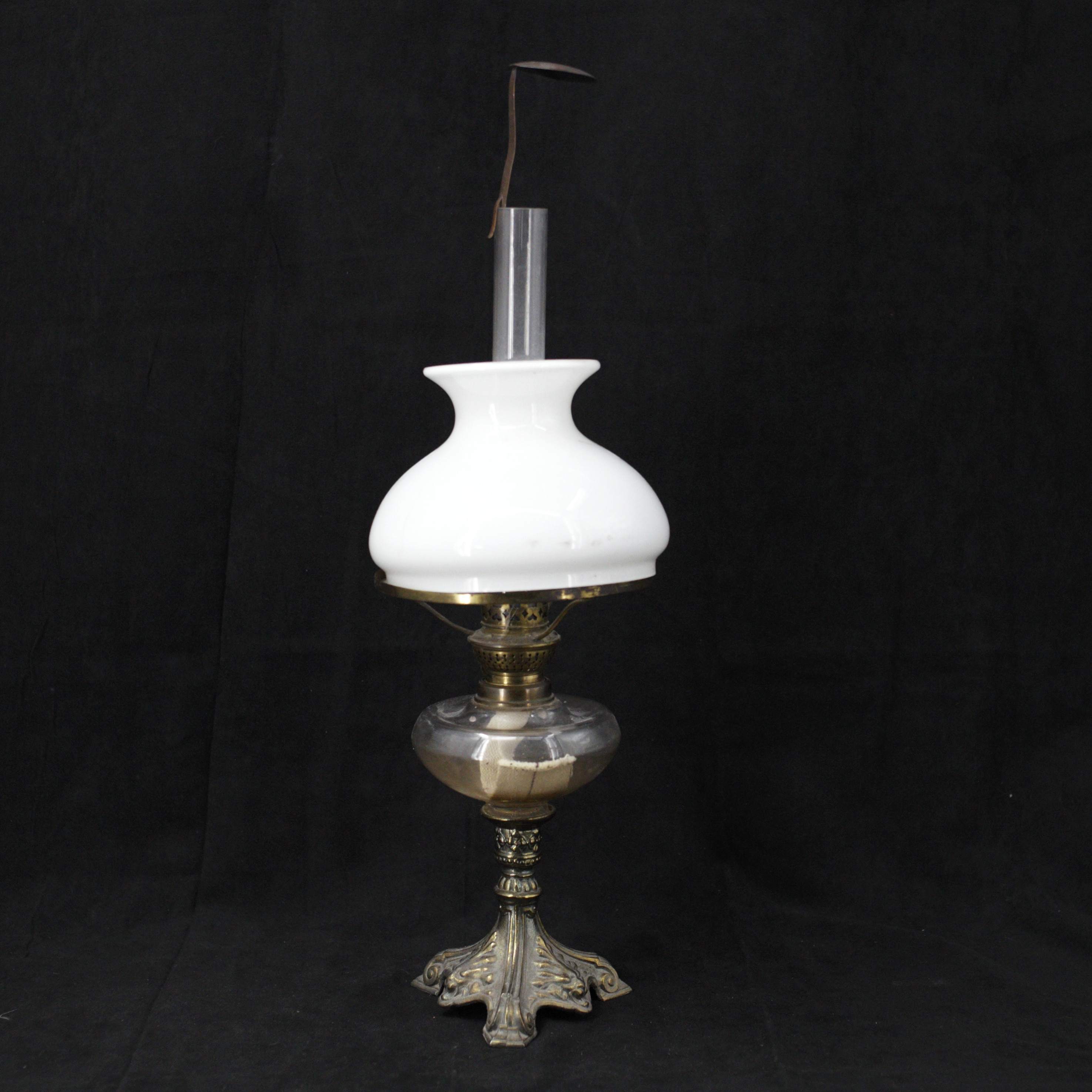 BORDSFOTOGENLAMPA, gulmetall, behållare och kupa av glas, 1900-tal.