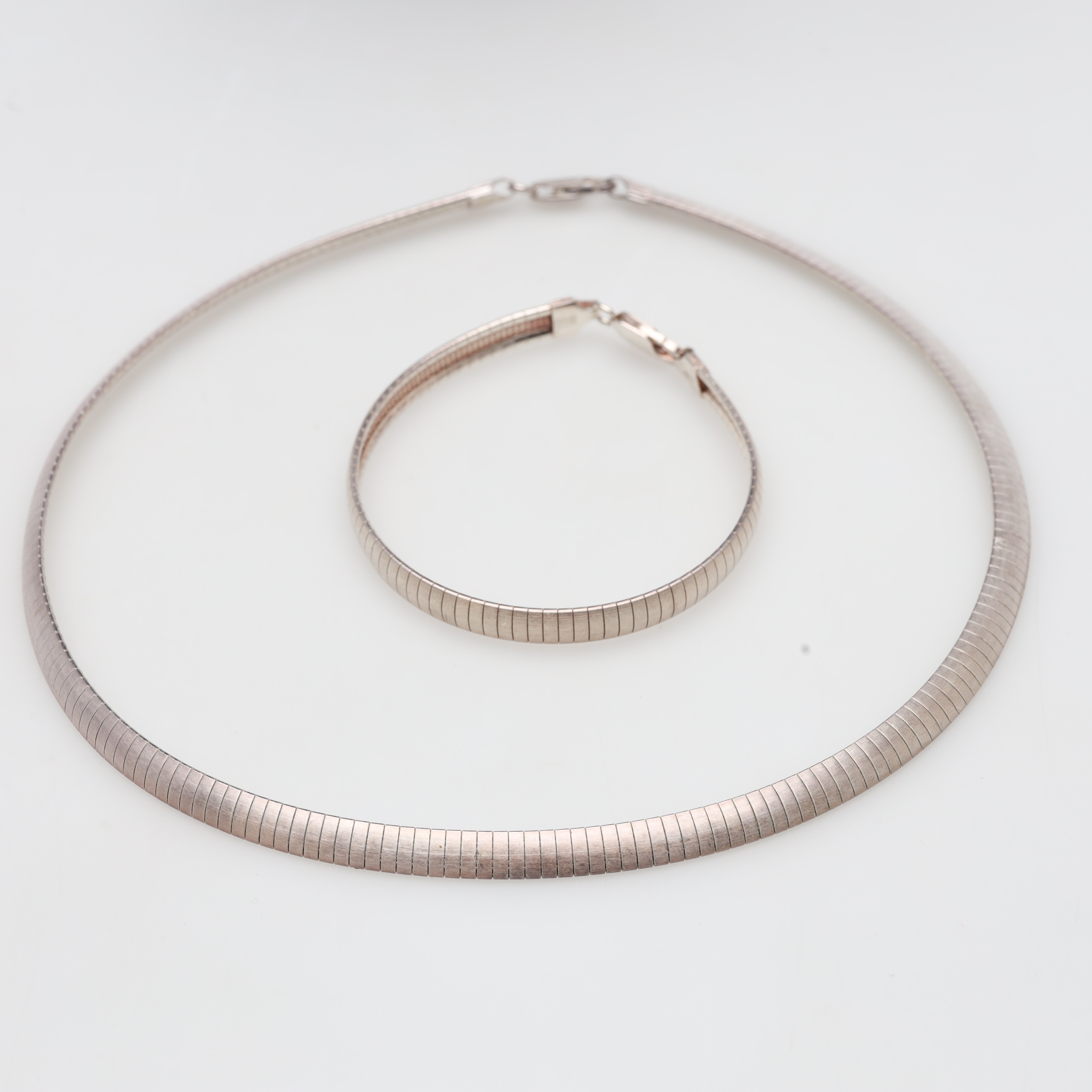 ARMBAND samt COLLIER, silver, vikt ca 35,6 gram.