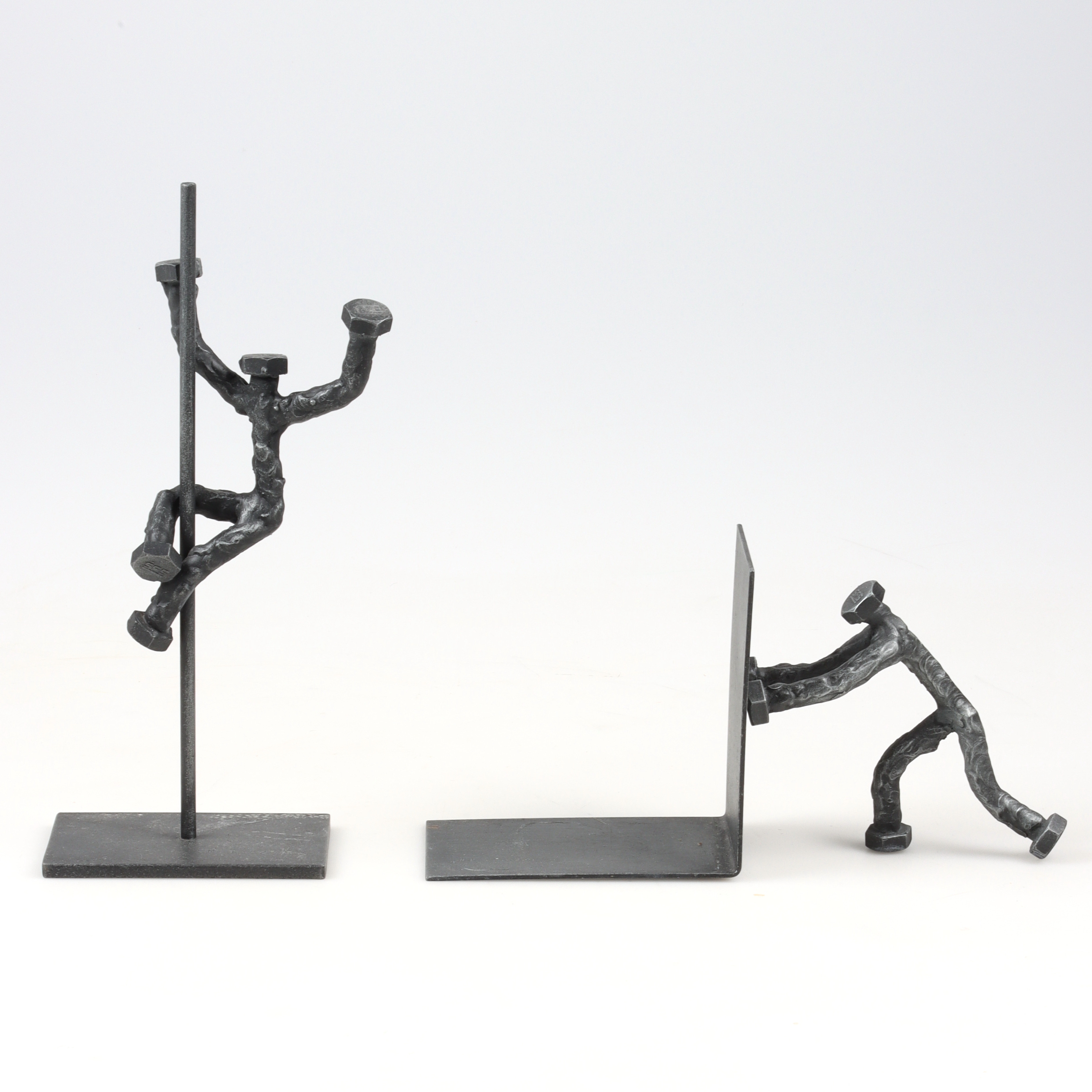 OIDENTIFIERAD KONSTNÄR. Skulptur, Bokström, metall, signerade och numrerade FF 381/600 resp 133/500.