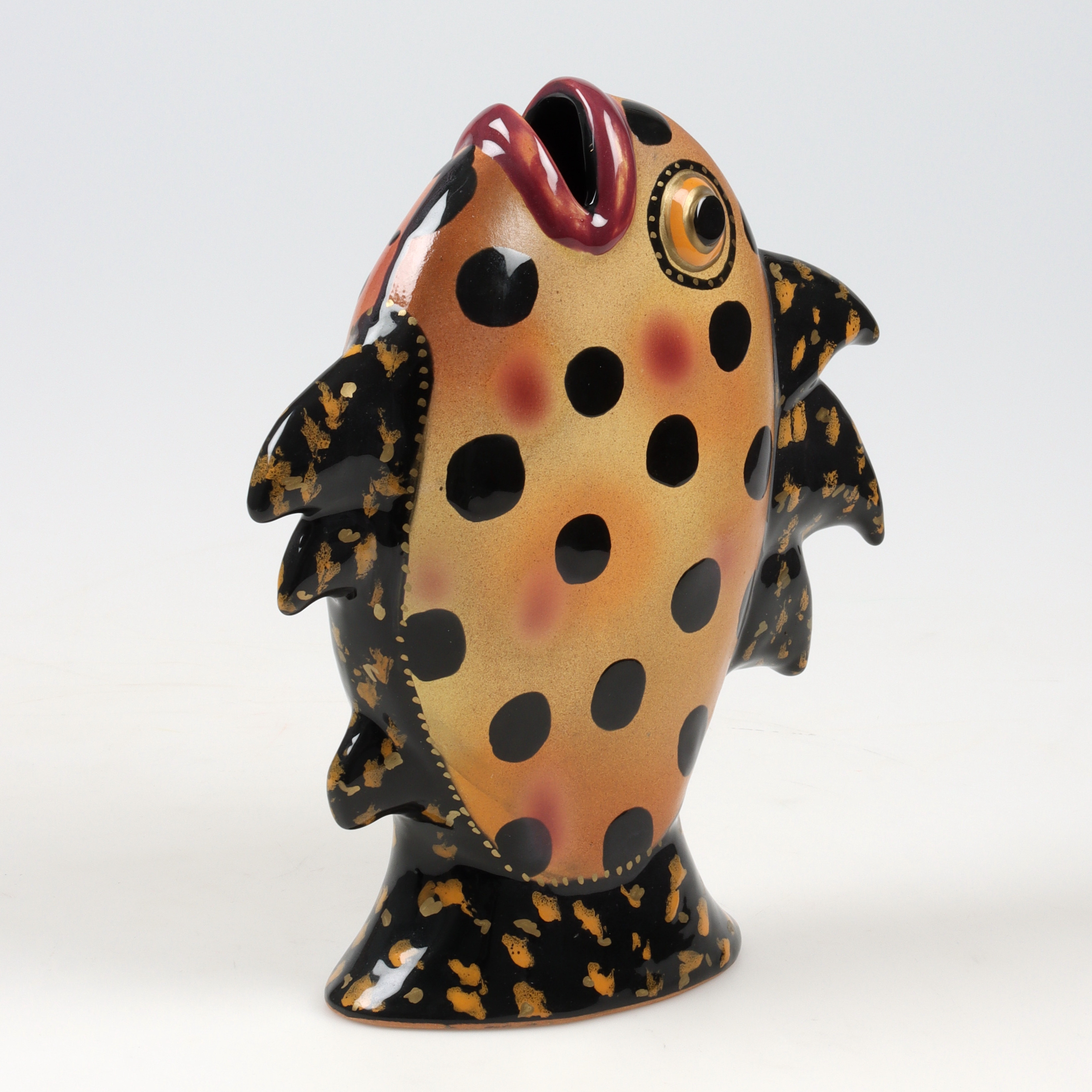 KADRI KAERMA. Vas/skulptur, keramik, i form av fisk, signerad. 2000-tal.