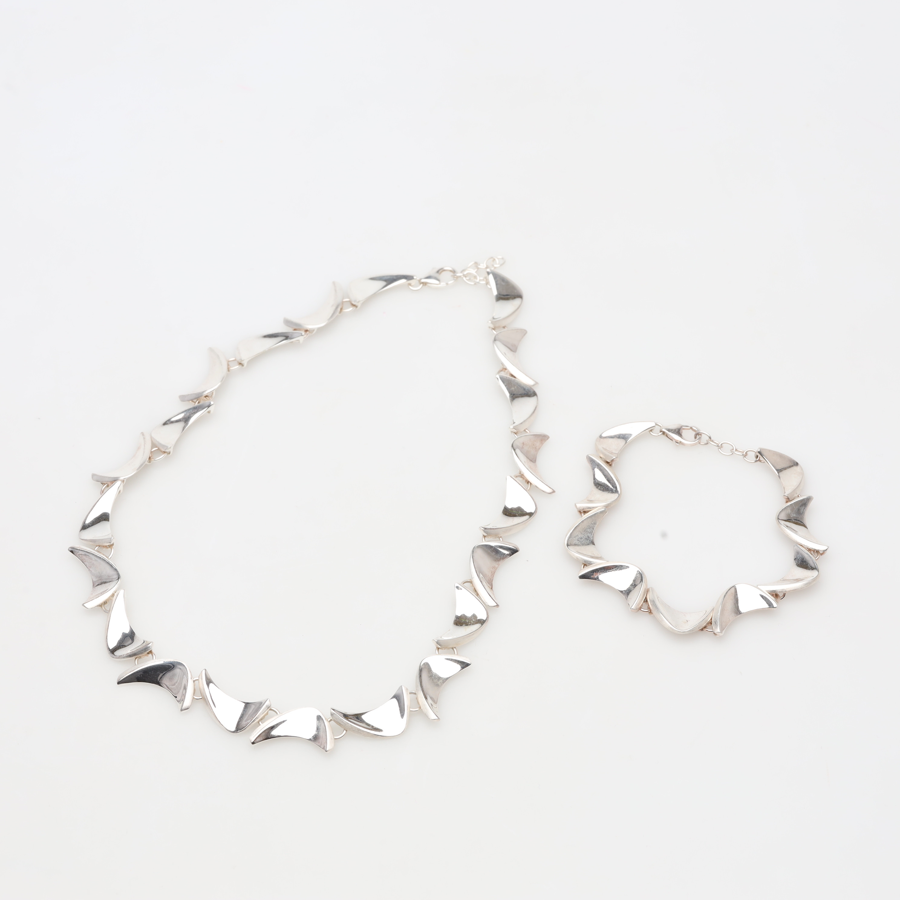 ARMBAND samt COLLIER, silver, vikt ca 35,5 gram.