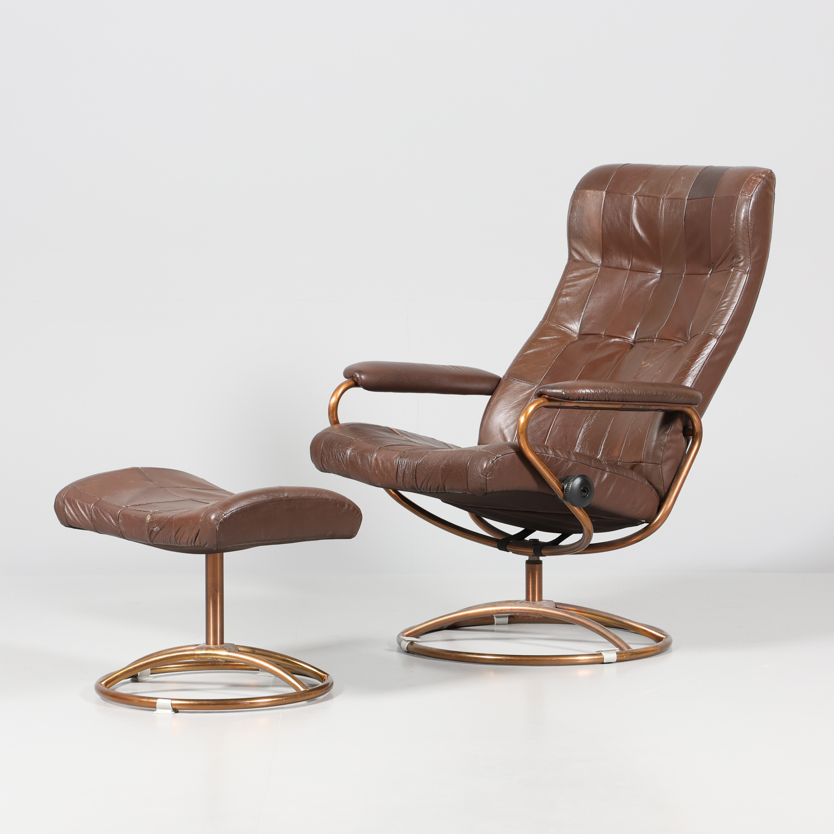 SNURRFÅTÖLJ med FOTPALL, "Stressless", Ekornes, Norge 1900-talets andra hälft.