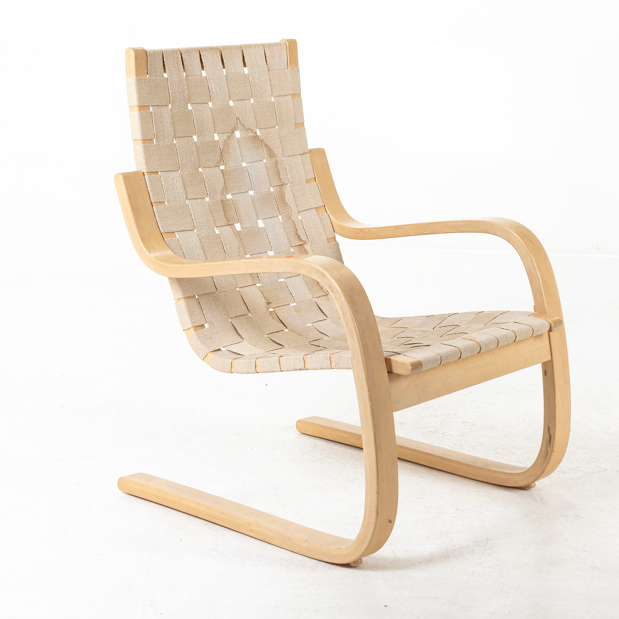 ALVAR AALTO. Fåtölj, Modell 406, Artek, flätad sits.