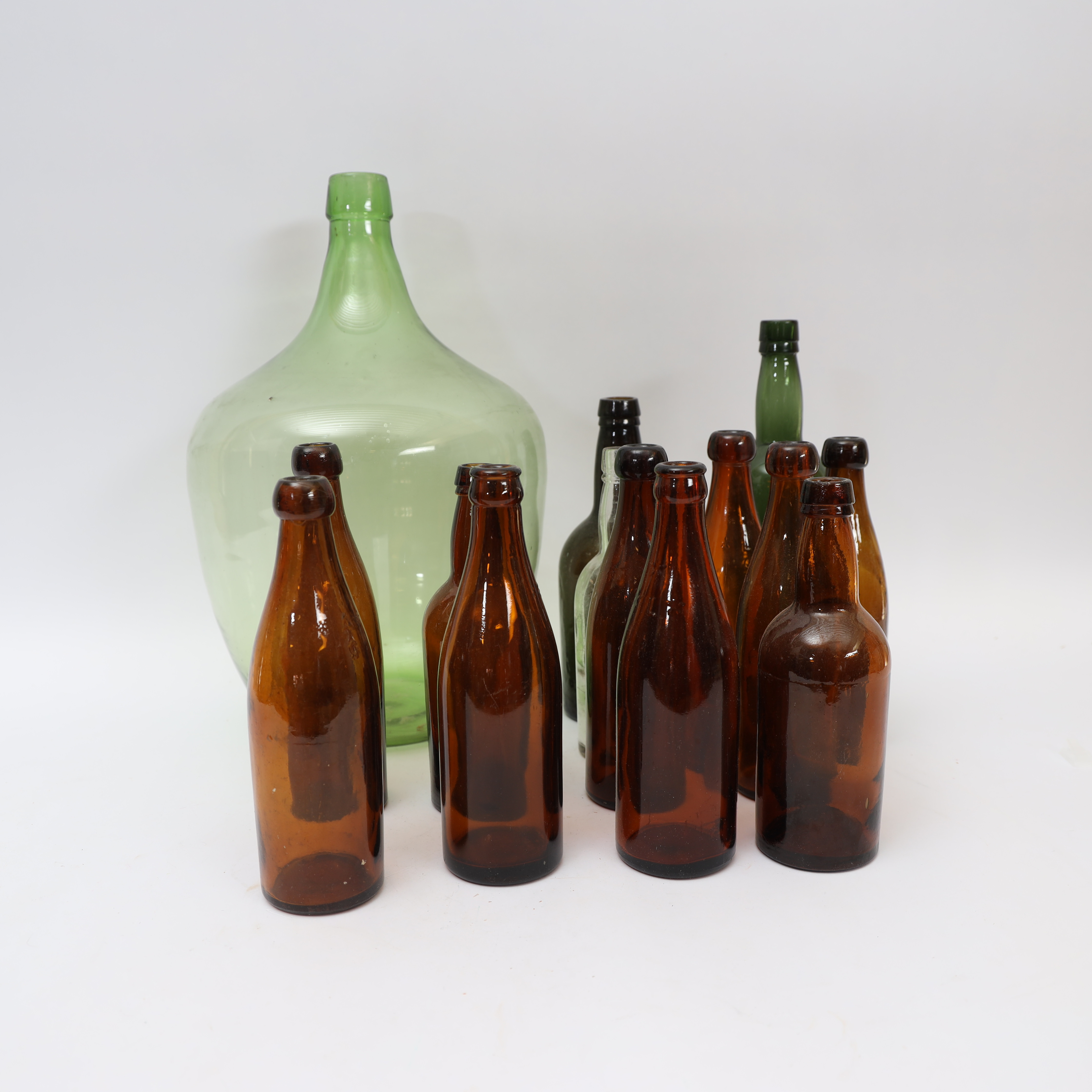 GLAS 14 DELAR, brun samt gröntonat glas, 1900-talets första hälft.