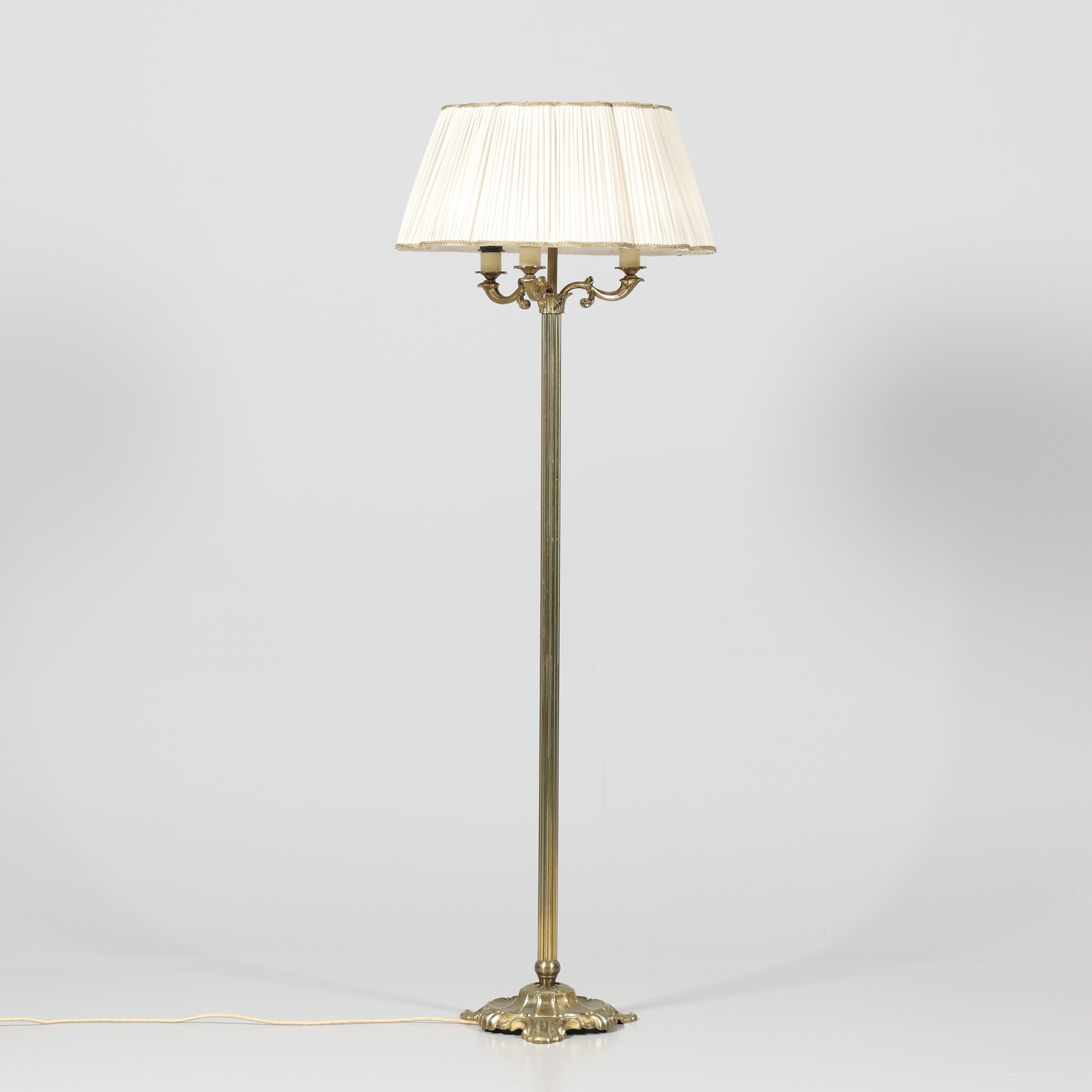 GOLVLAMPA, mässing, 1900-tal.