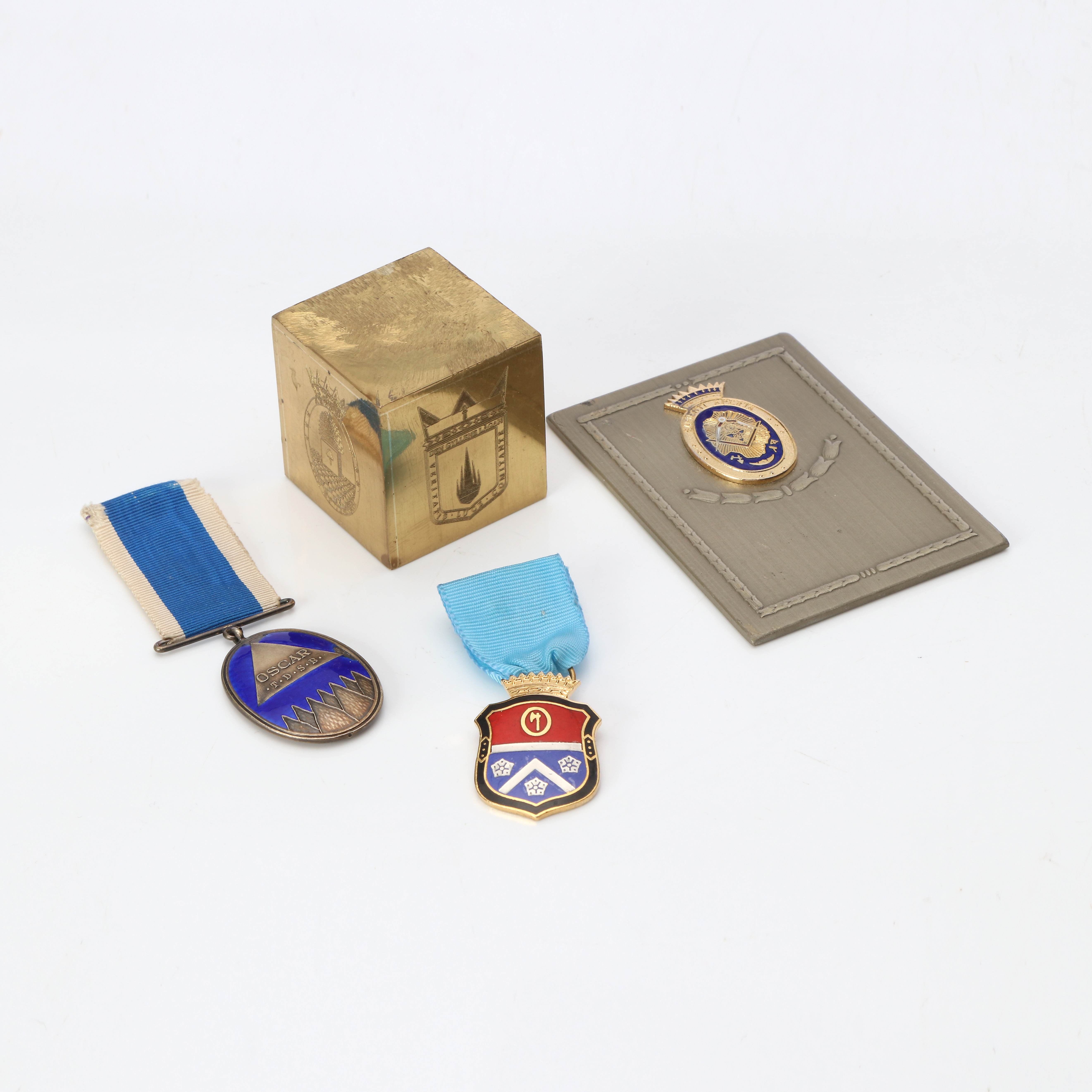 FRIMURARFÖREMÅL, FYRA ST. Medaljer, plaket samt kub. 1900-tal.