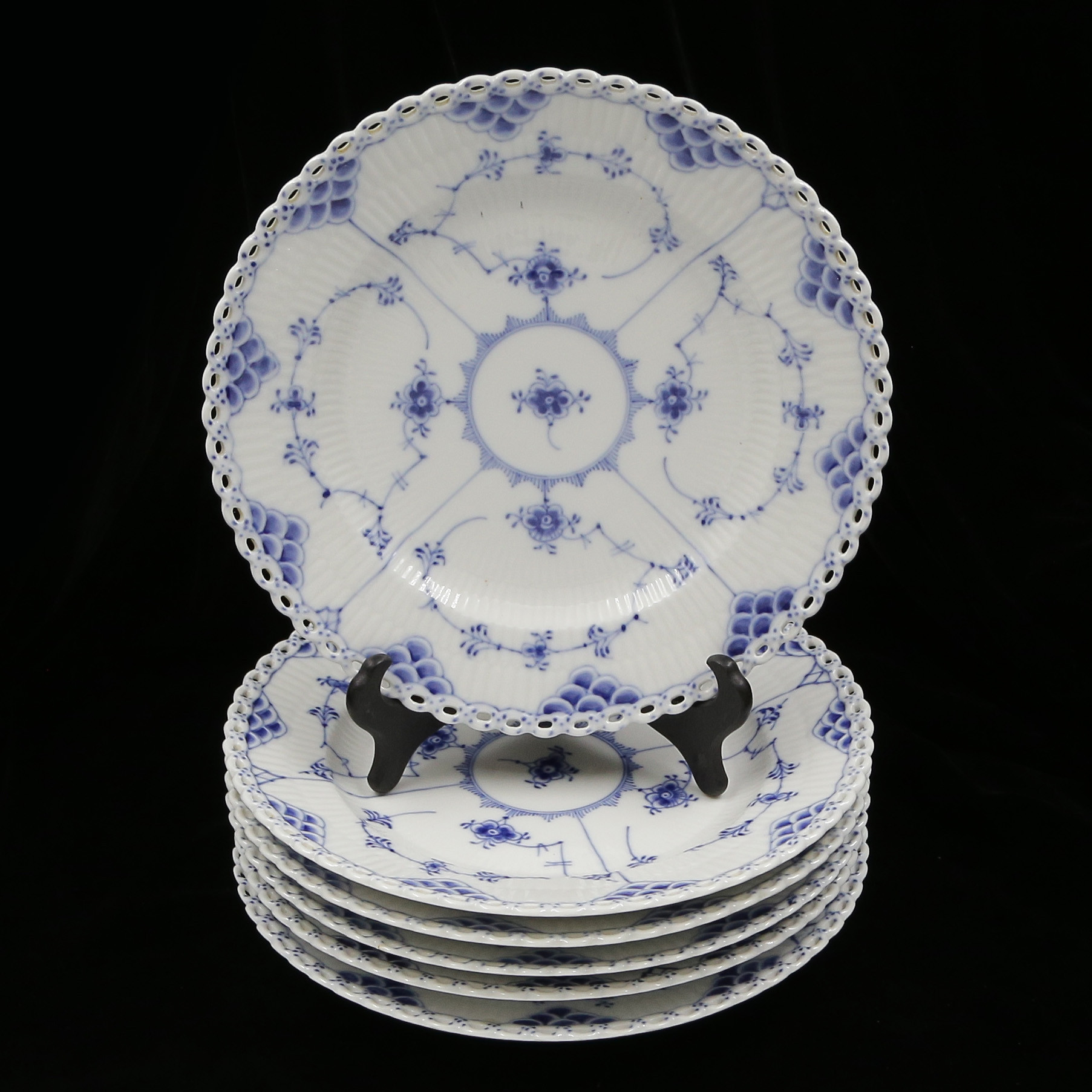 6 TALLRIKAR (23cm) "MUSSELMALET" NR 1/1085, ROYAL COPENHAGEN, DANMARK.