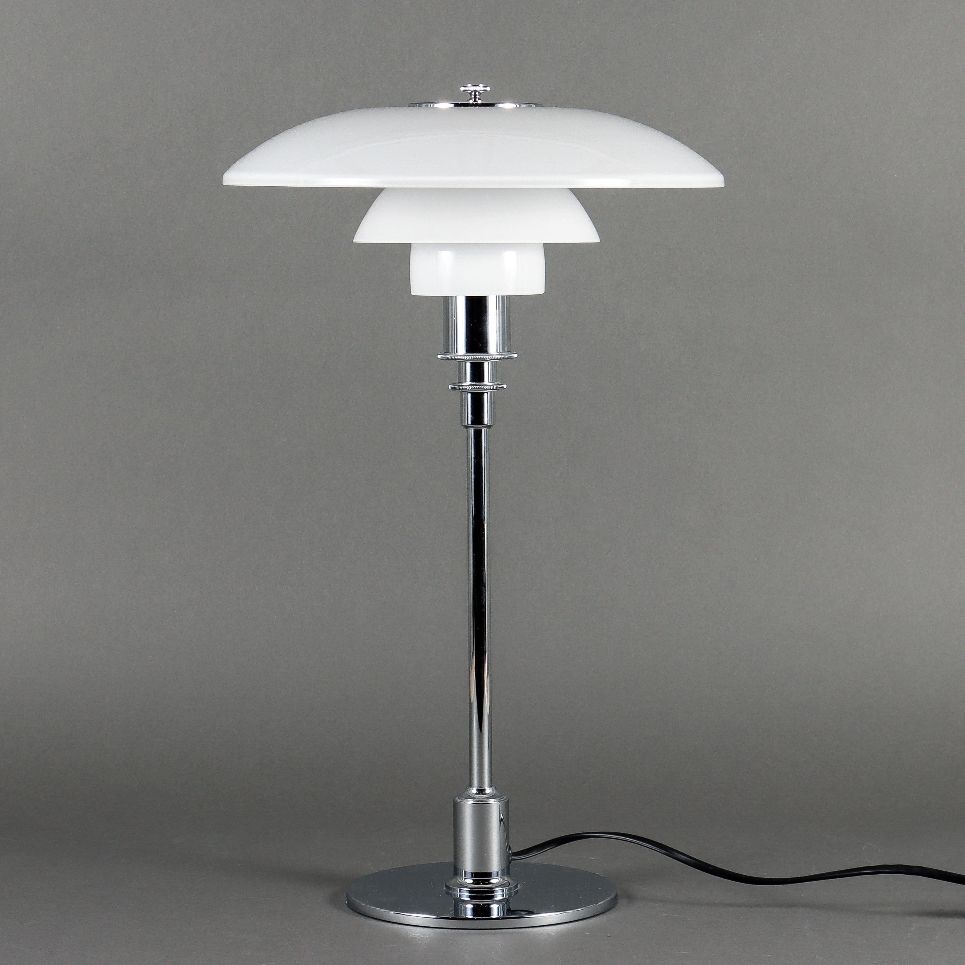 POUL HENNINGSEN. Bordslampa, "Ph 3/2", Louis Poulsen, Danmark.