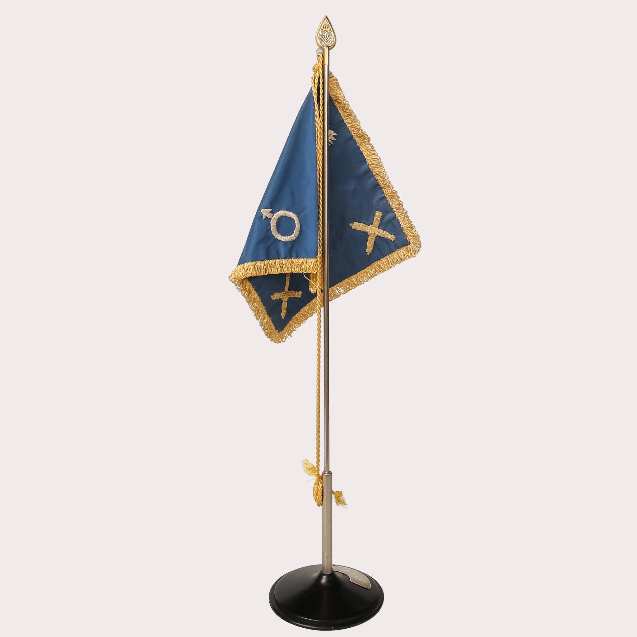 BORDSFANA, m/1945, Bergslagens artilleriregemente (A9) , metallbeslag monogram för Gustaf V.