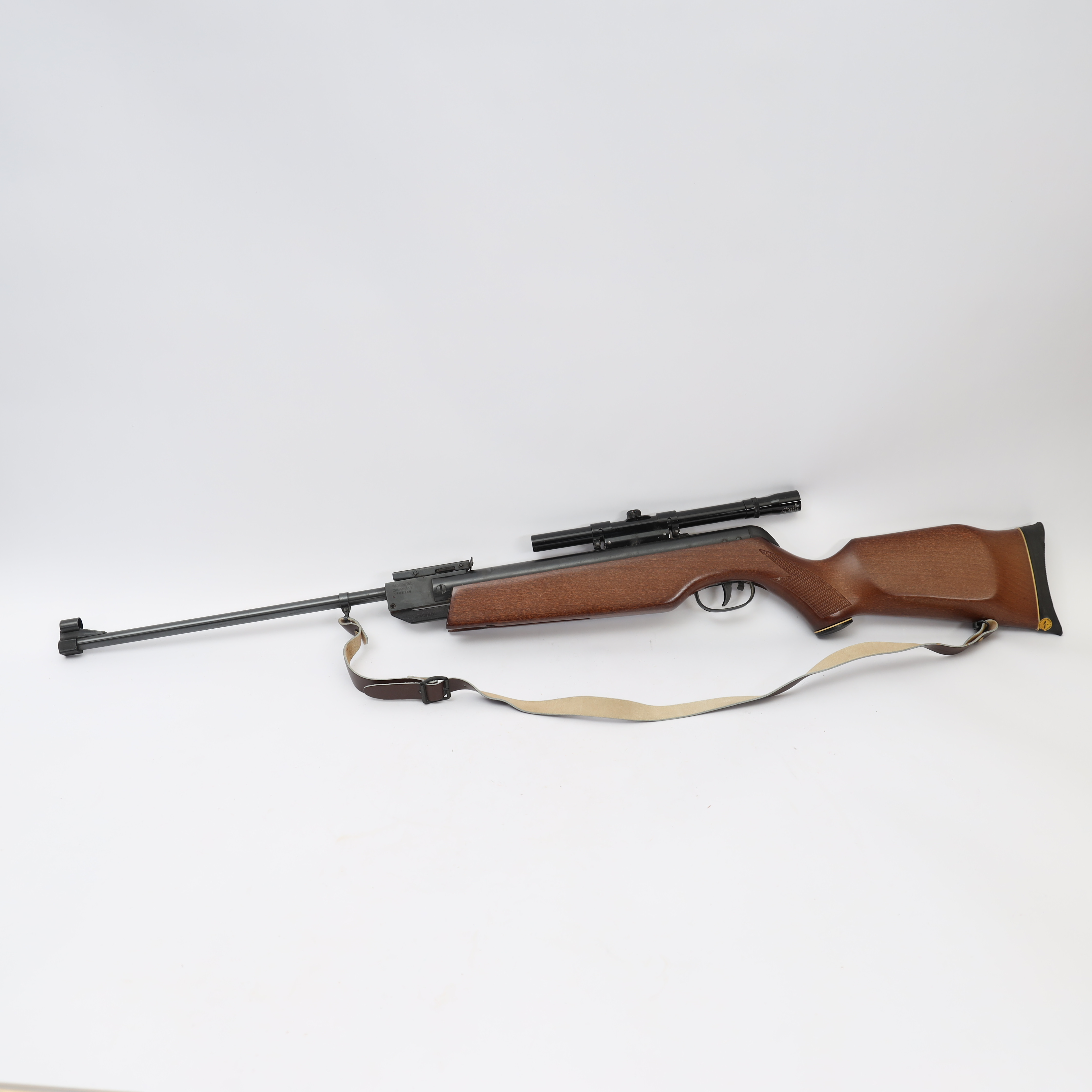LUFTGEVÄR, Gamo, med delvis nätskuren kolv, kikarsikte 4 x 15mm.