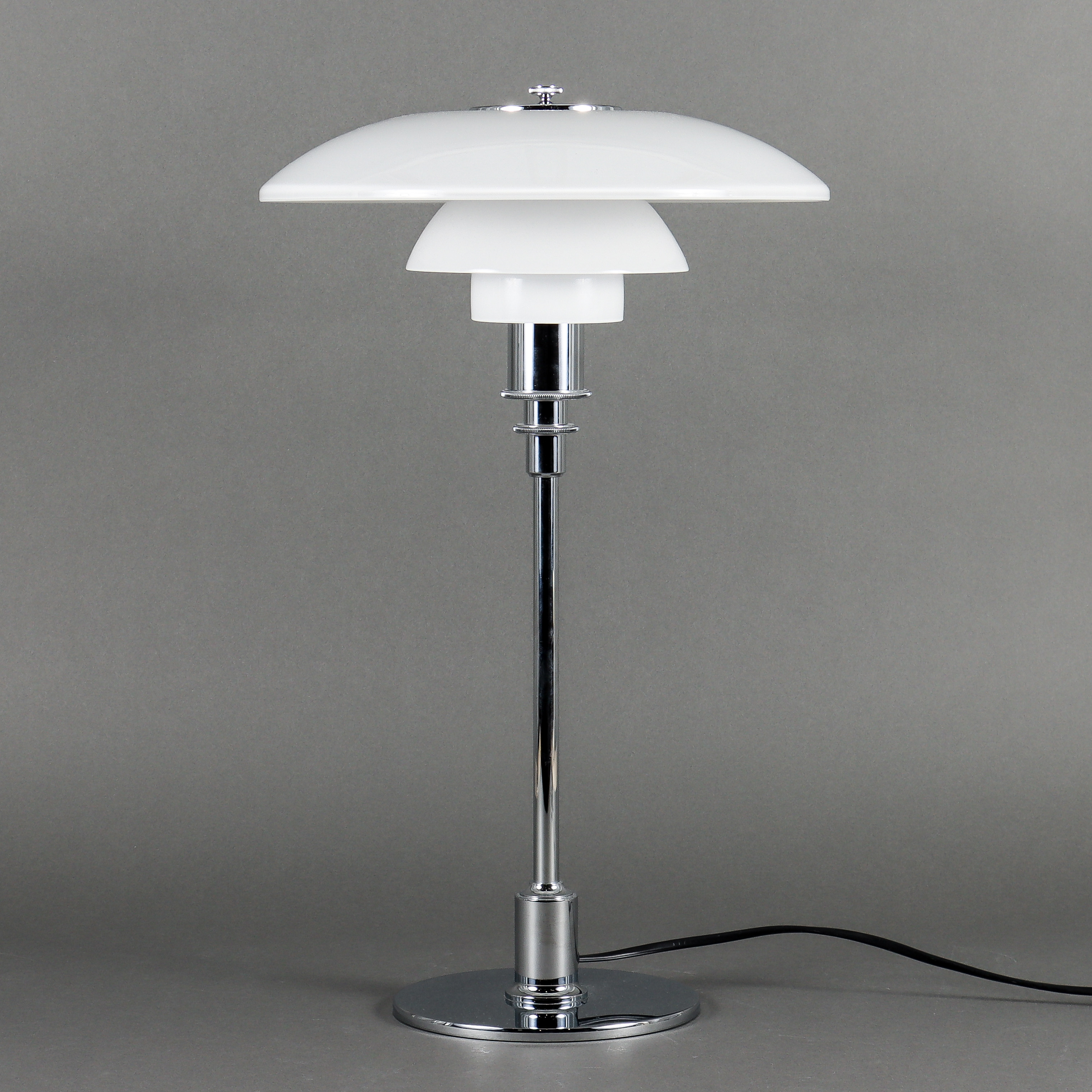 POUL HENNINGSEN. Bordslampa, "Ph 3/2", Louis Poulsen, Danmark.