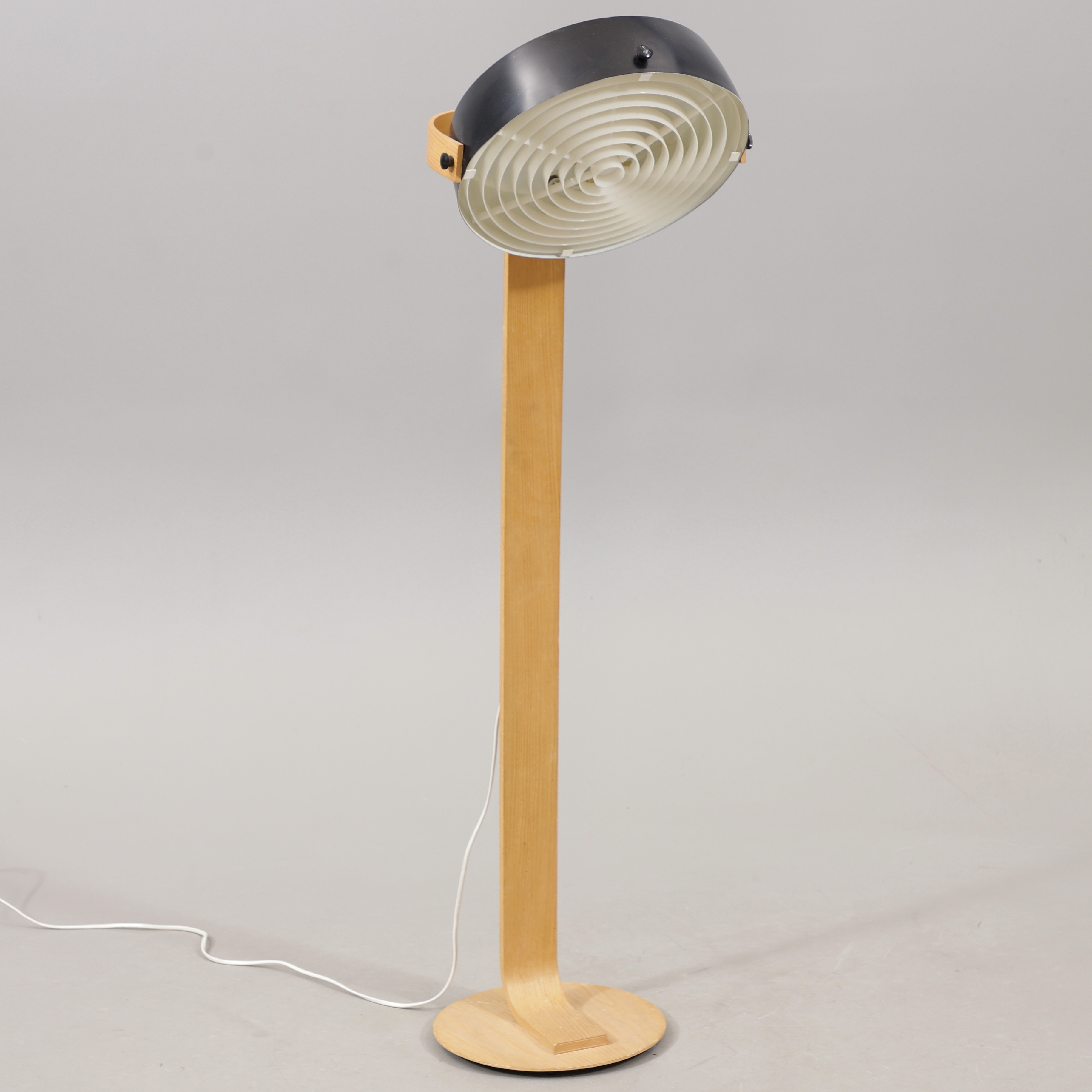 GOLVLAMPA, ek/plåt, 1900-talets andra hälft.