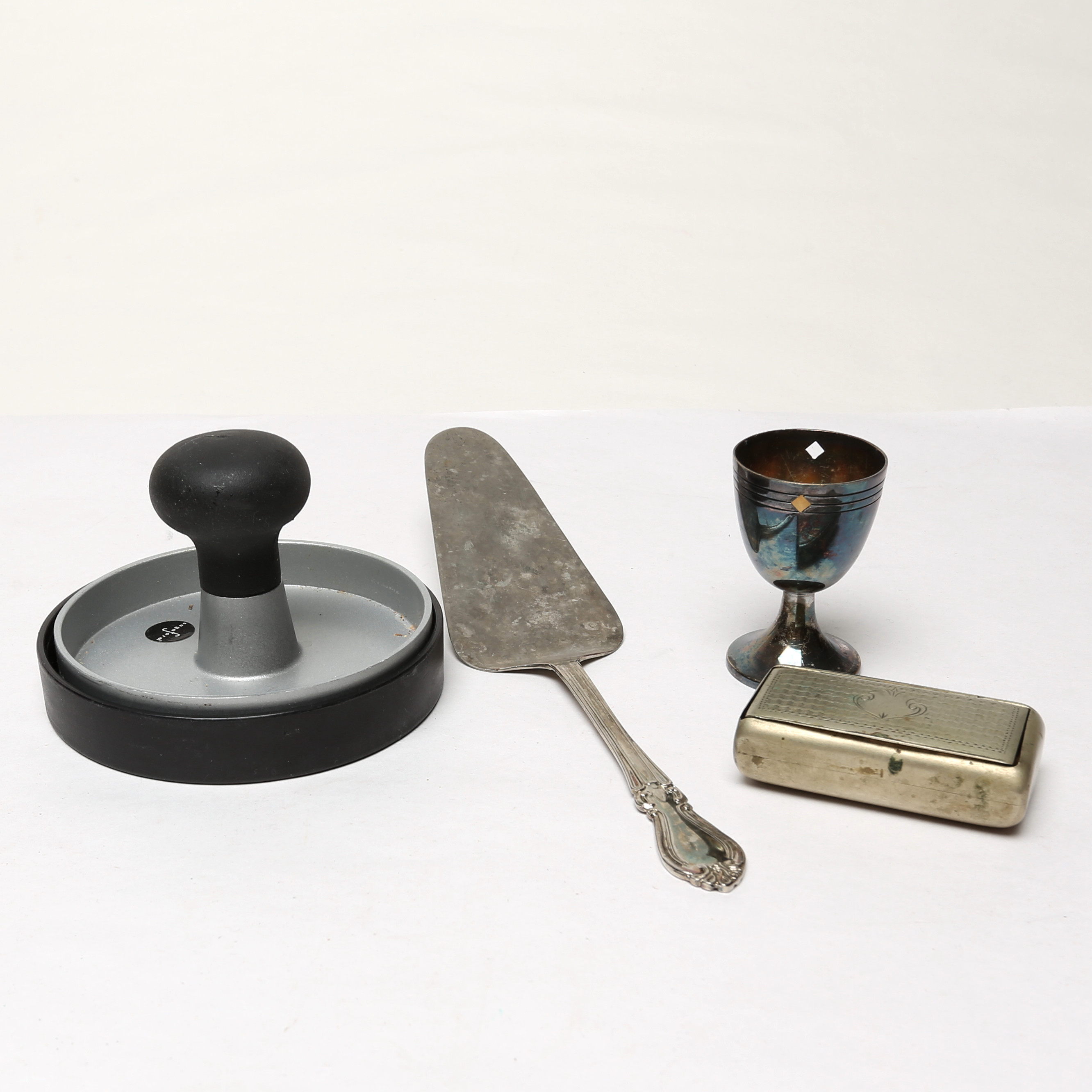 METALLFÖREMÅL, 4 st, tårtspade, äggkopp, ställ Sagaform och snusdosa.