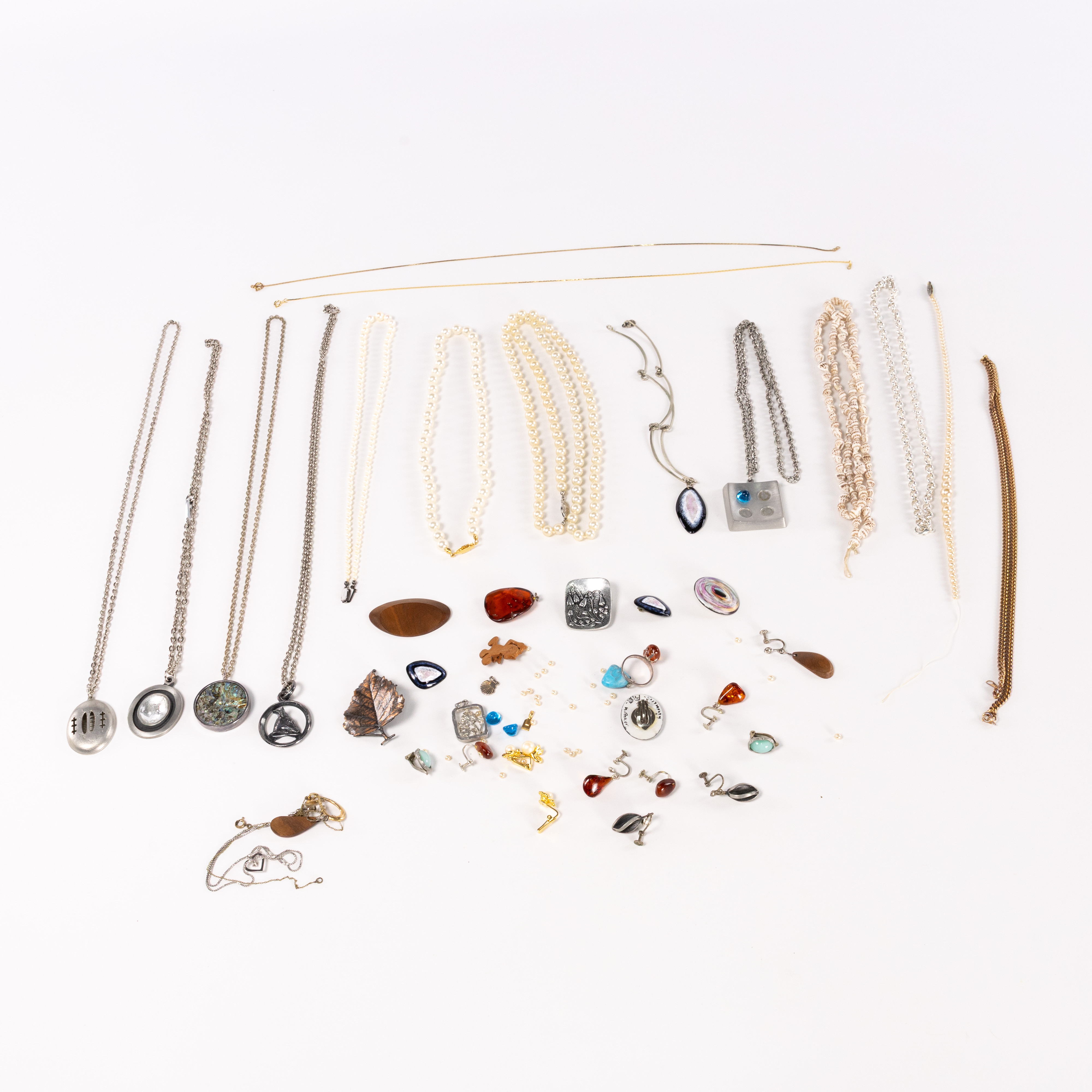 BIJOUTERIER. Mindre parti. Bl. a. pärlcollier, någon del silver.