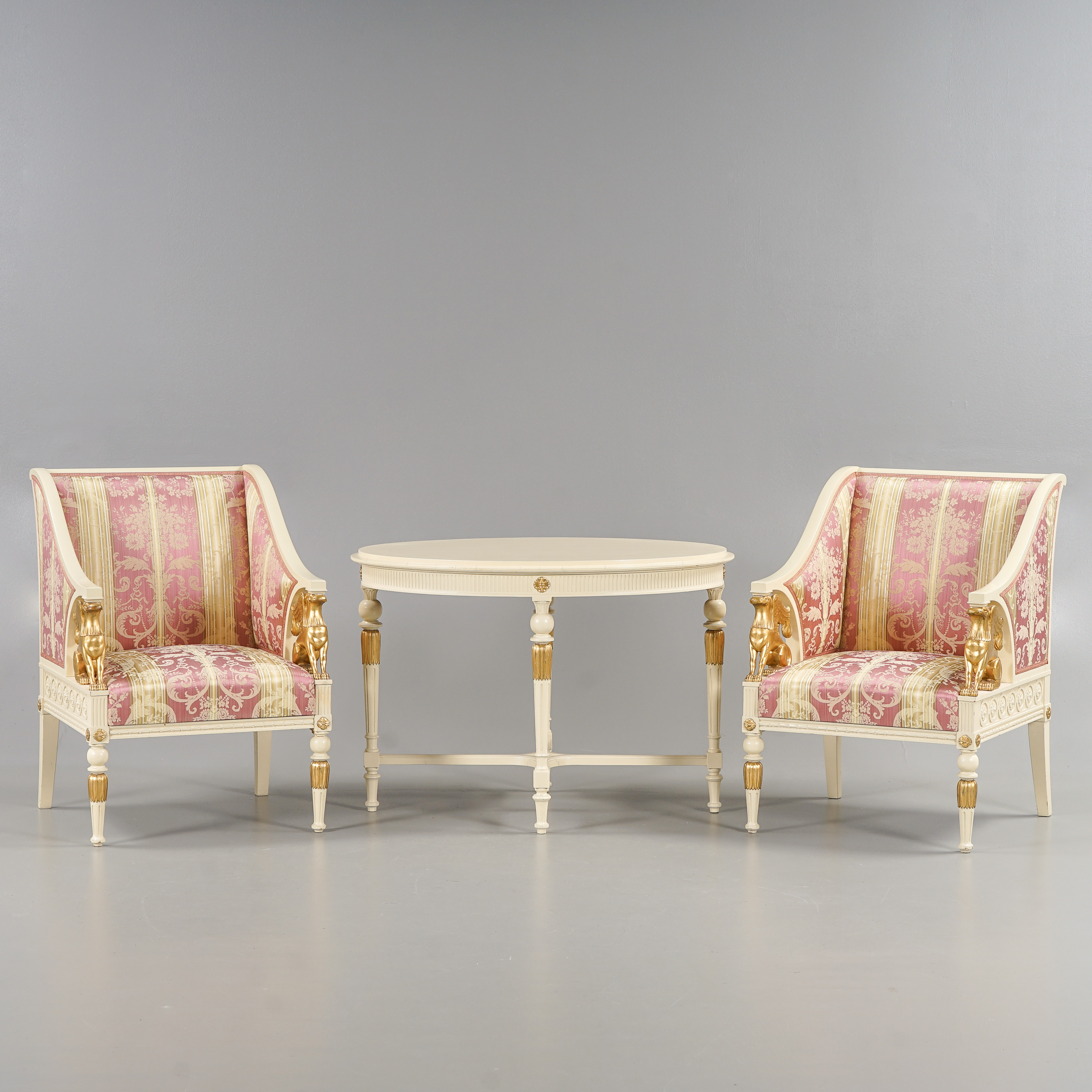 SALONGSMÖBEL Gustaviansk stil, 2 fåtöljer samt bord, 1900-talets första hälft.