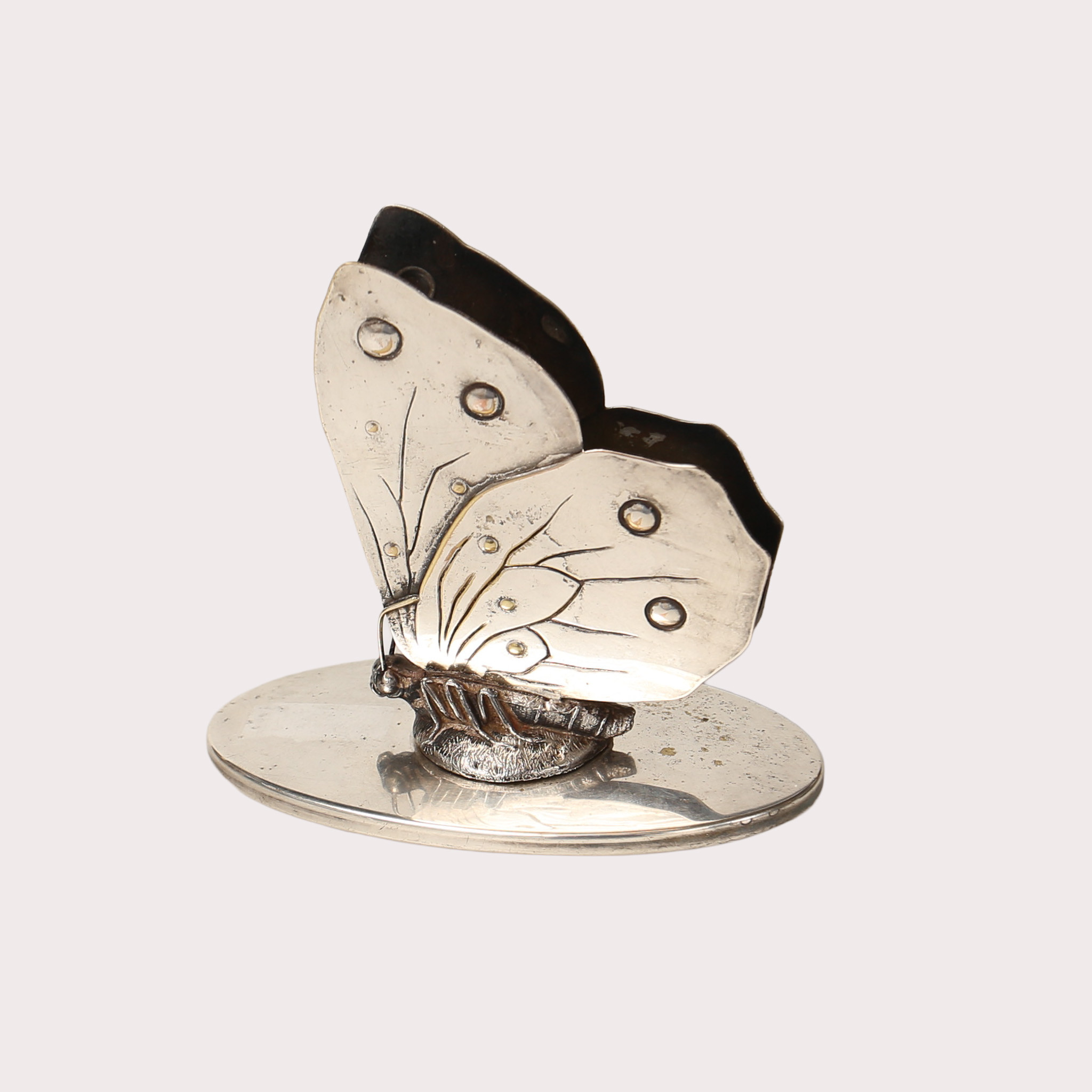 SERVETTSTÄLL, nysilver, i form av fjäril, 1900-talets första hälft.