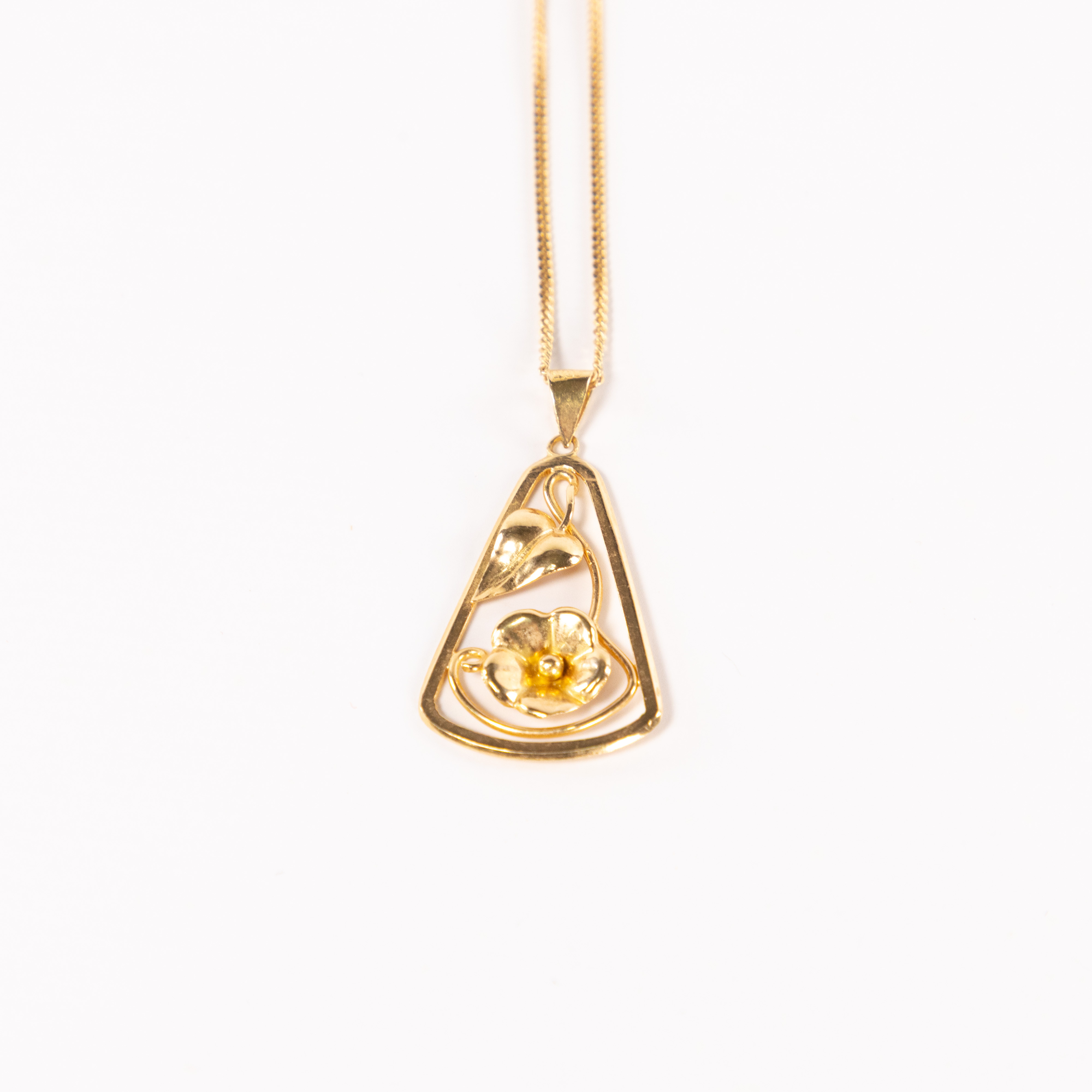 HALSBAND MED BERLOCK. 18k guld.