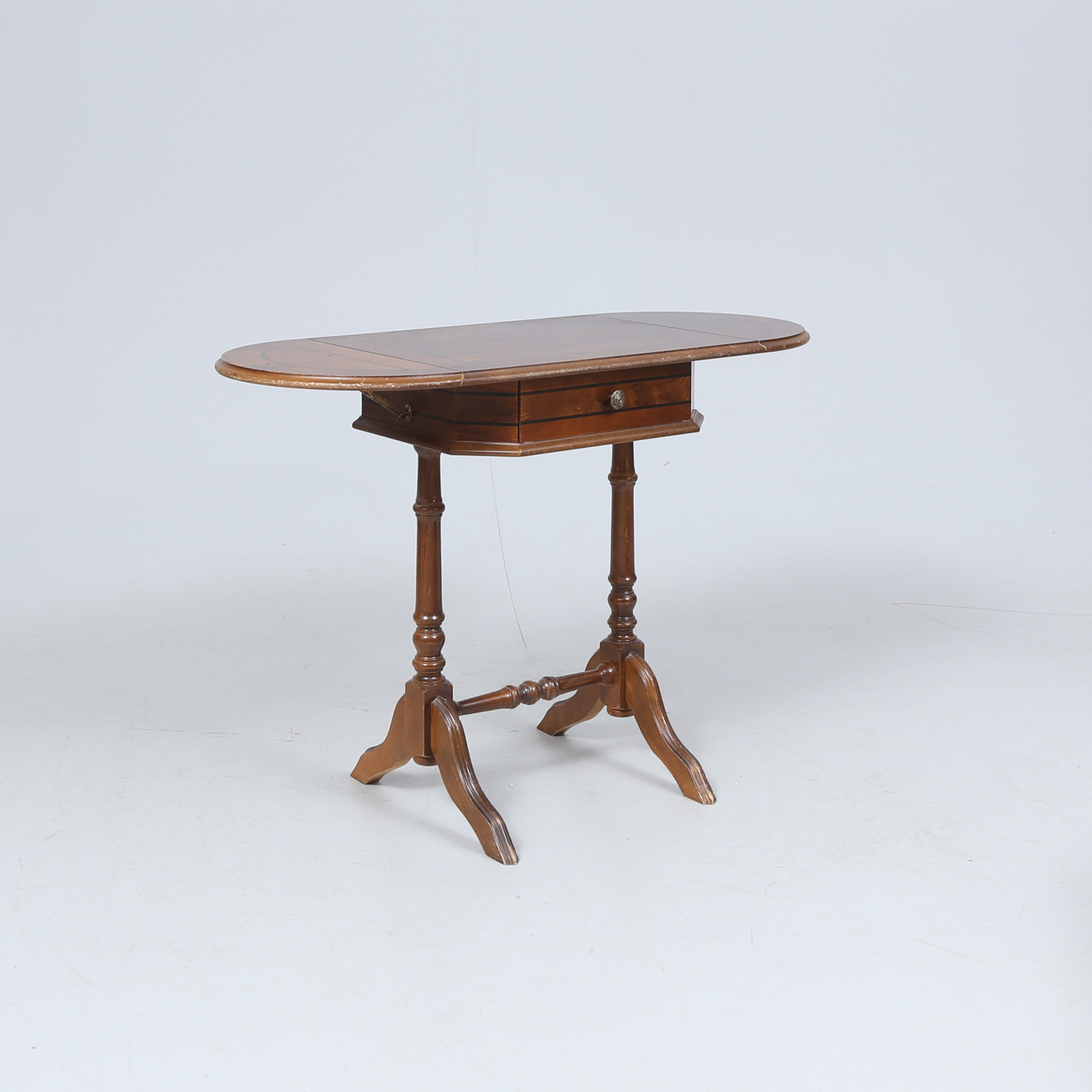 LAMPBORD, engelsk-stil, 1900-tal.