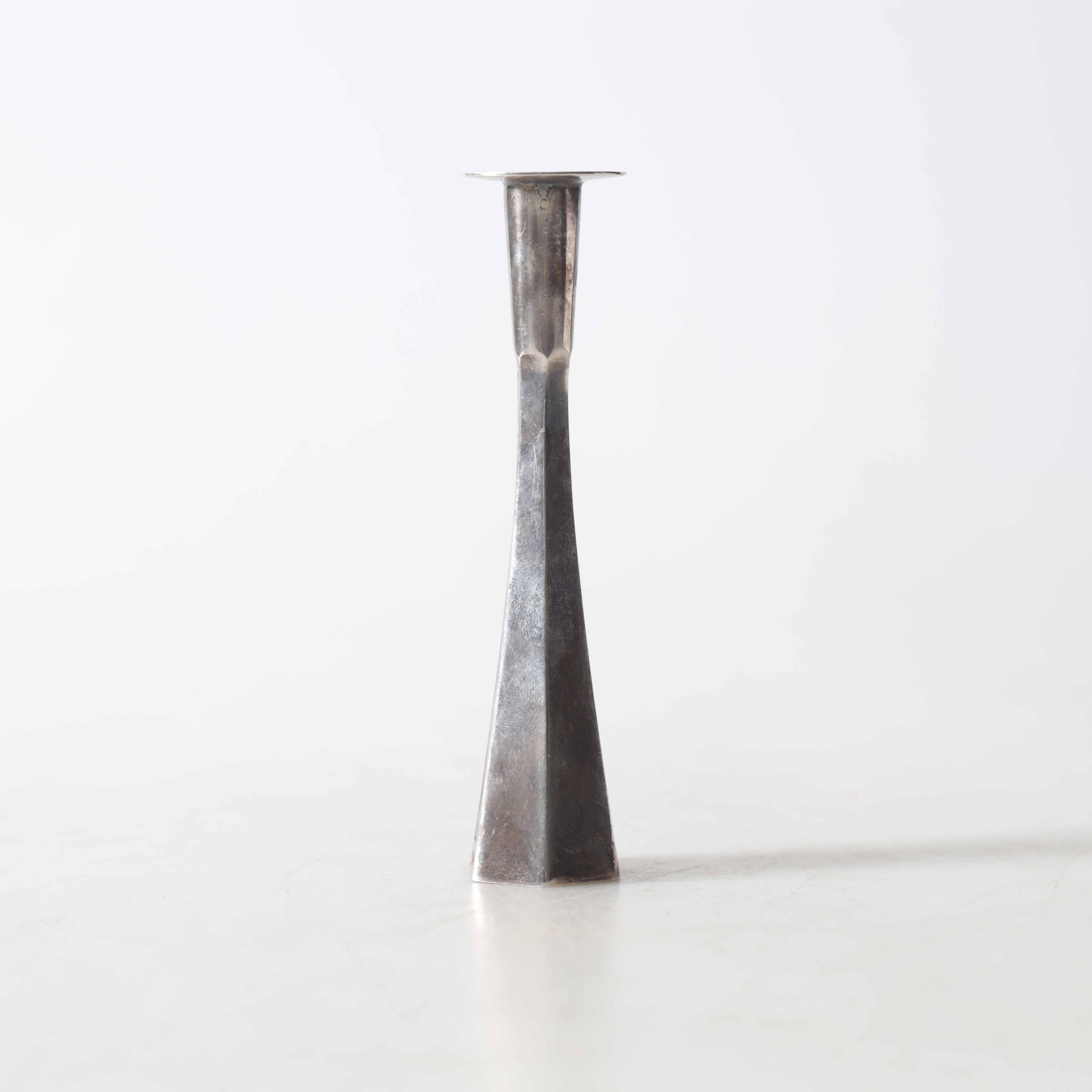 LJUSSTAKE/VAS, silver, Bröd. Wallins Nysilverfabrik, Lidköping, 1962. Totalvikt ca 141,5 gram inklusive fyllnad.