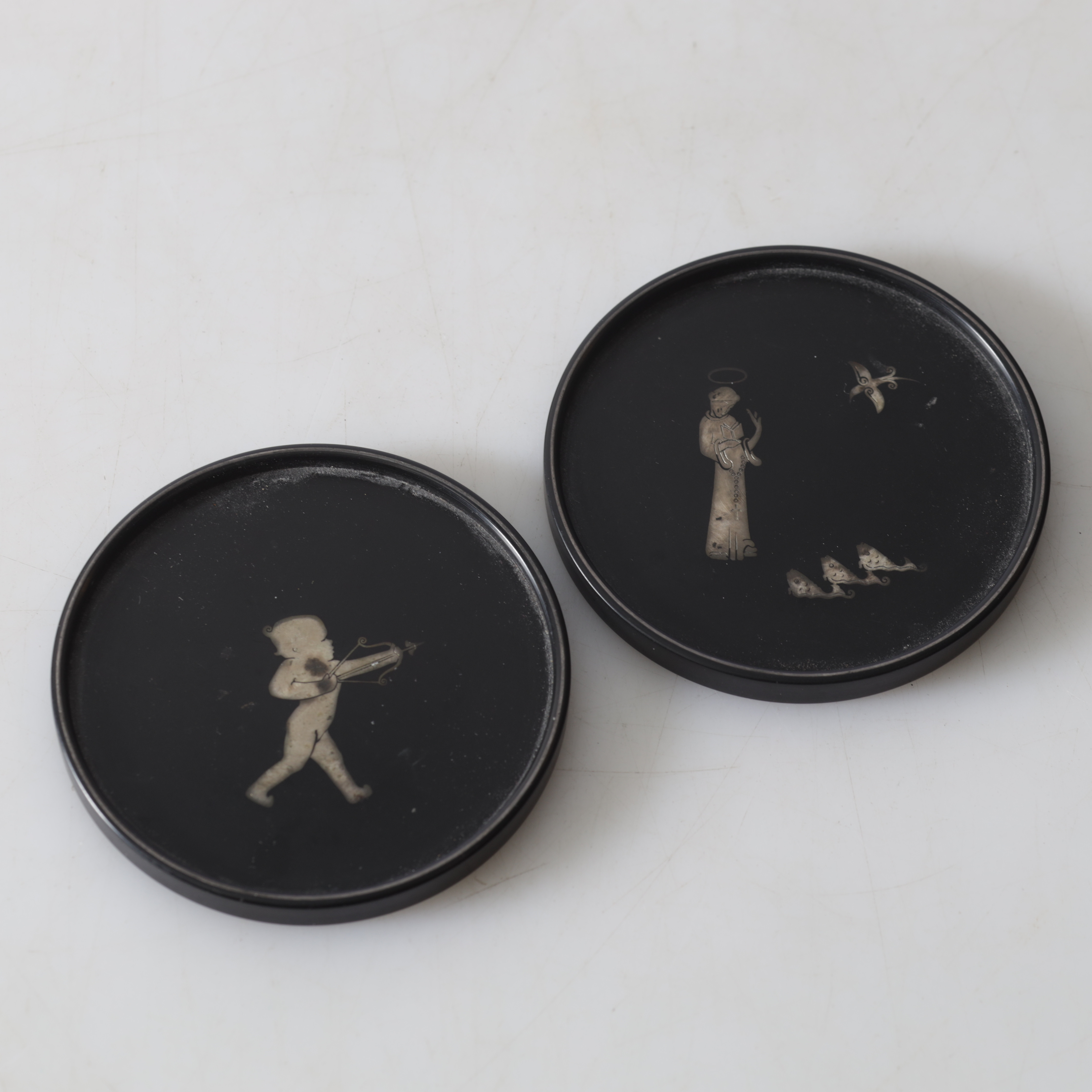 WILHELMINA "TIDDIT" WENDT. coasters, 2 st, bakelit med silverinlägg, Perstorp, Helsingborg, 1944.