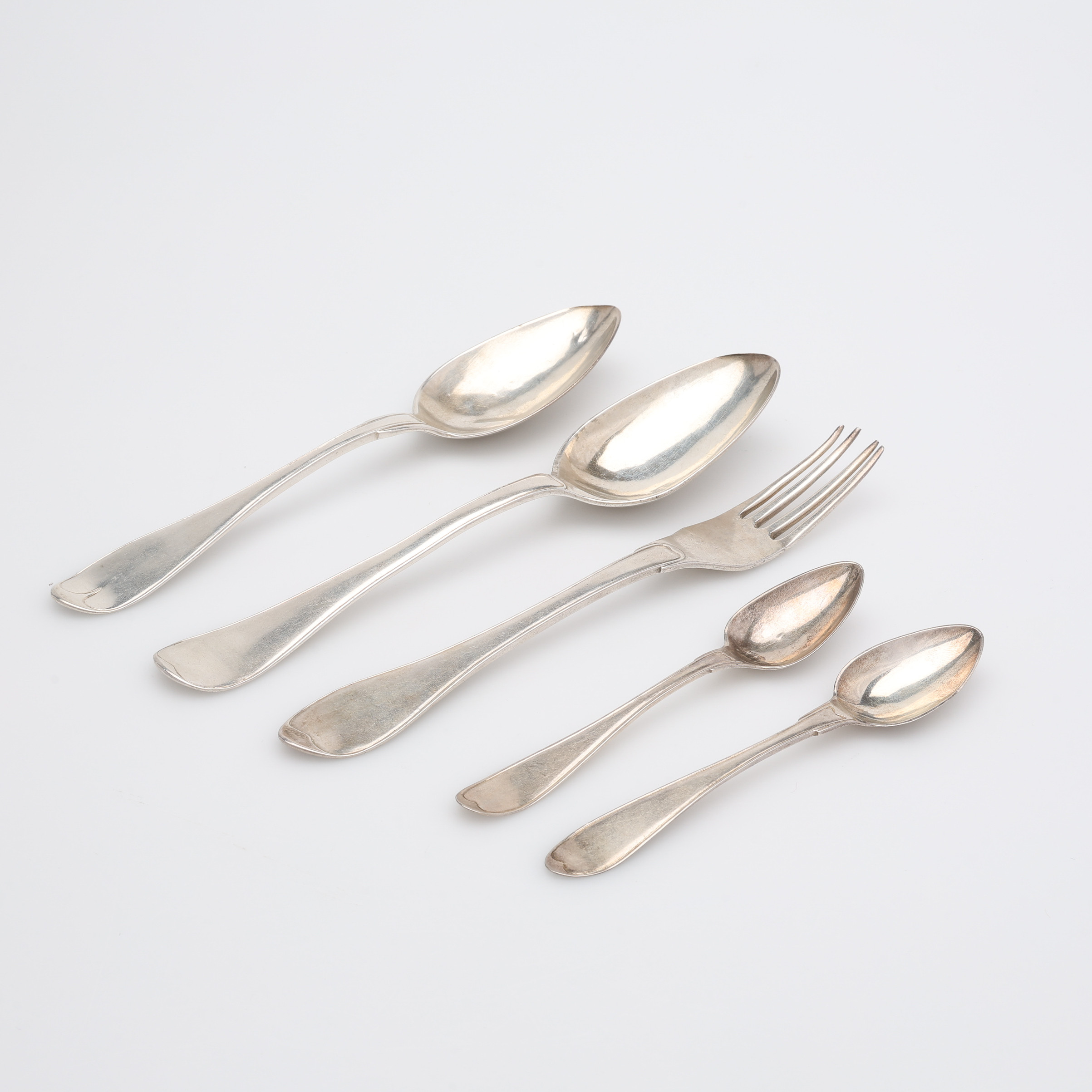 ANTIKA BESTICK AV SILVER, 5 DELAR, totalt 223 g, olika tillverkare, 1800-talets första del.