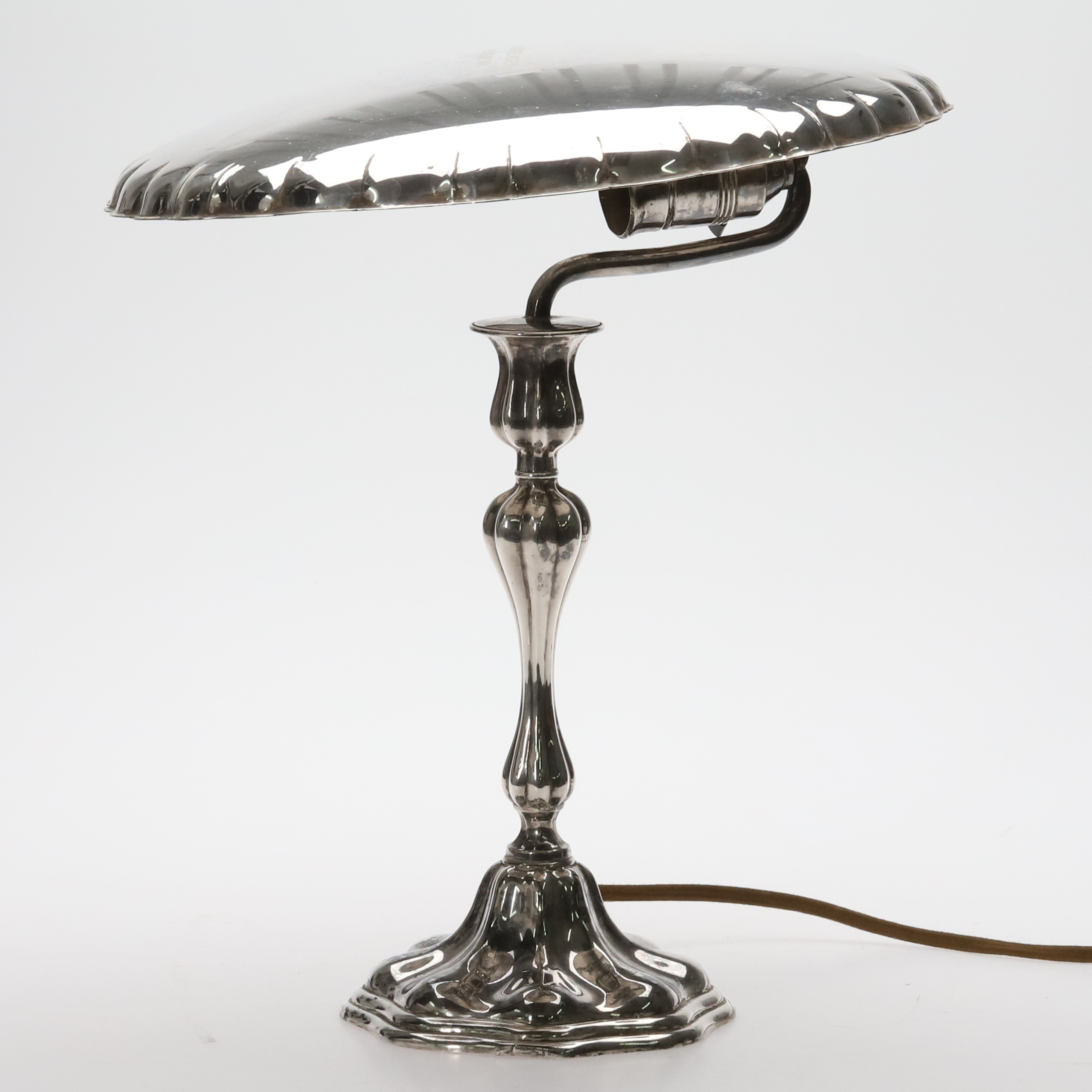 BORDSLAMPA. Vitmetall, 1900-talets första halva.
