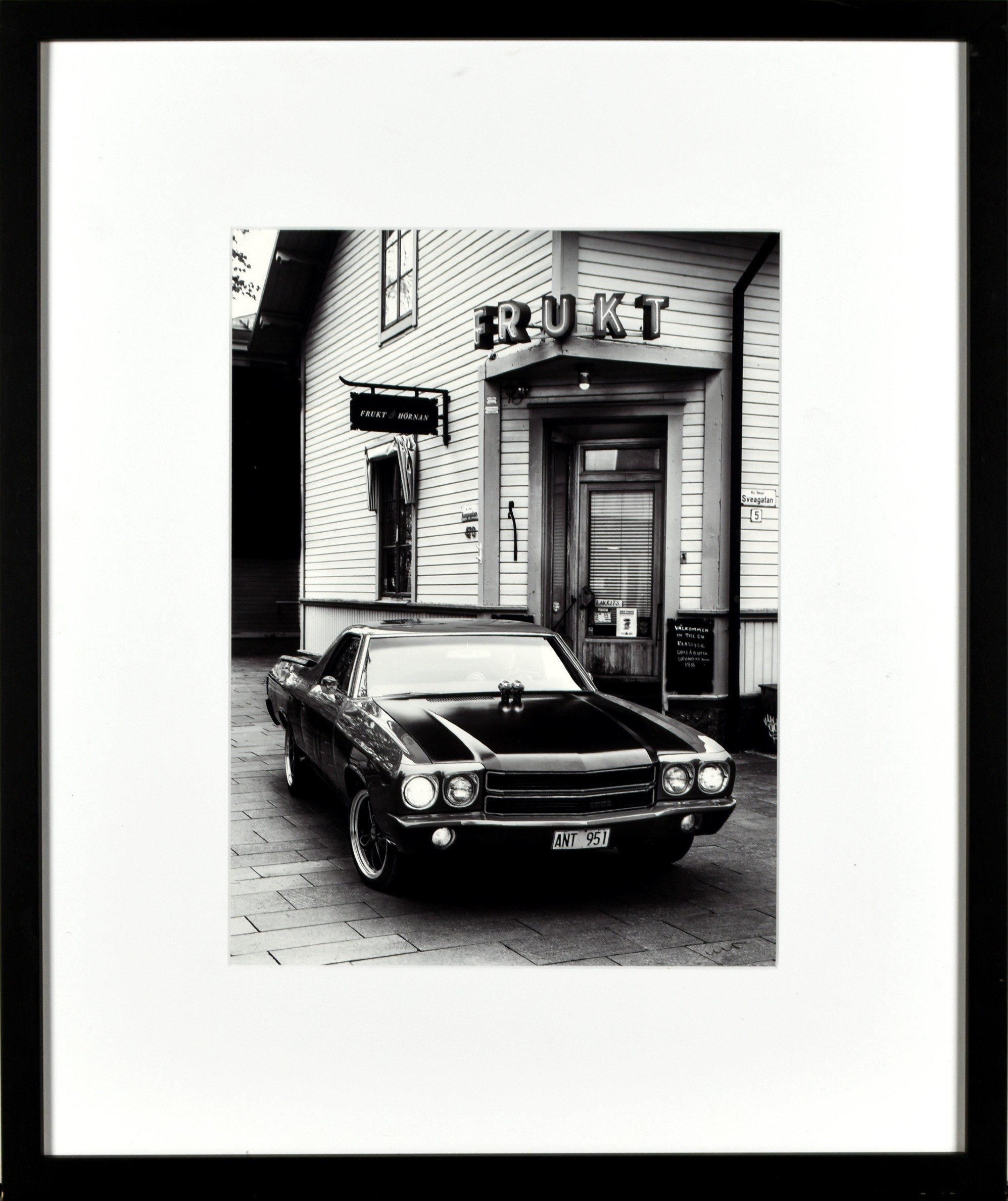 ULF FORSBERG. FOTOGRAFI "frukthörnan" signerad, Umeå, veteranbil.