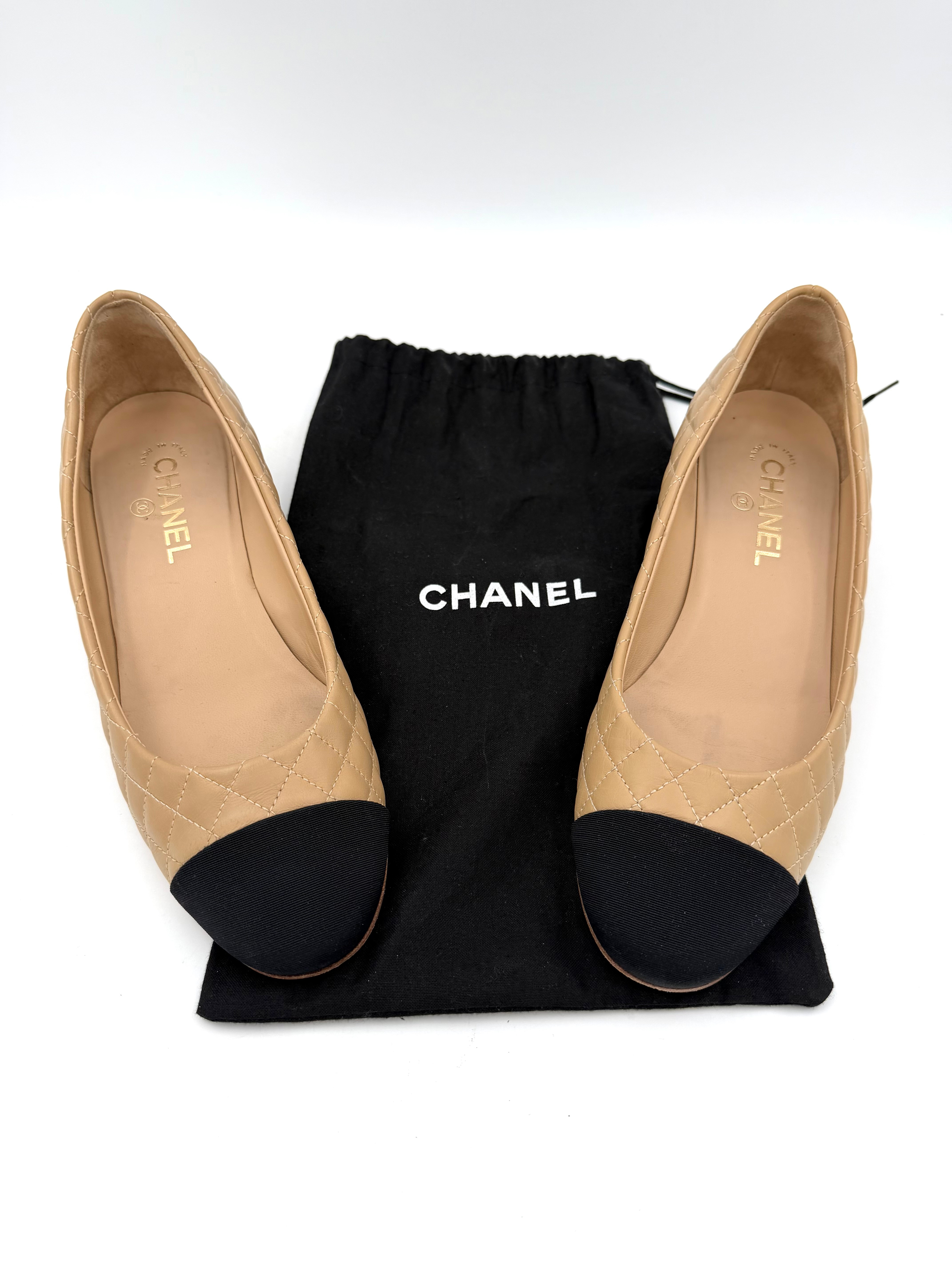 CHANEL, skor, 1 par, enligt märkning storlek 40, Made in Italy.