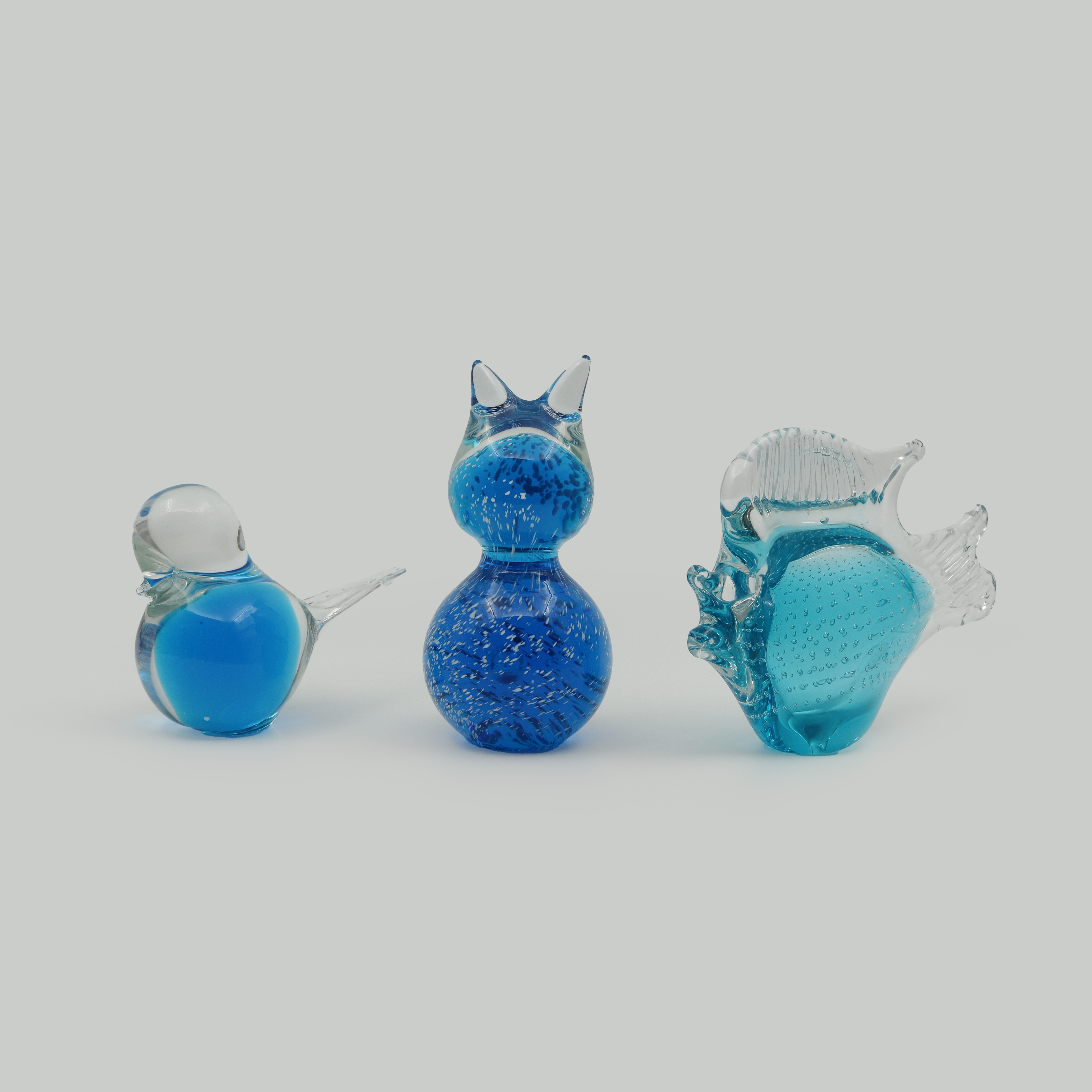 GLASDJUR, 3 ST, BLÅTT GLAS, OSIGNERADE.