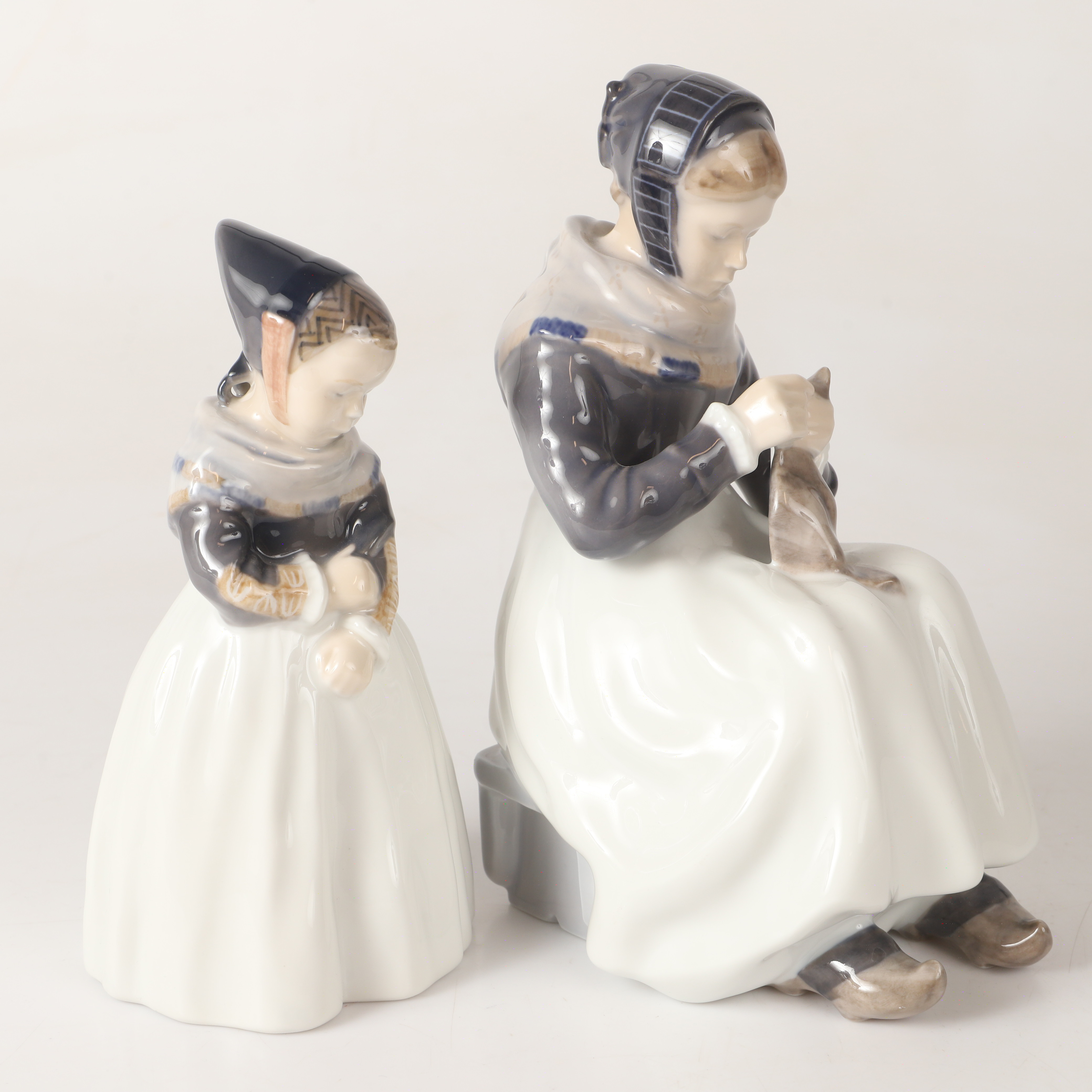 LOTTE BENTER. Figuriner, 2 stycken, Amagerflickor, porslin, Royal Copenhagen, Danmark.