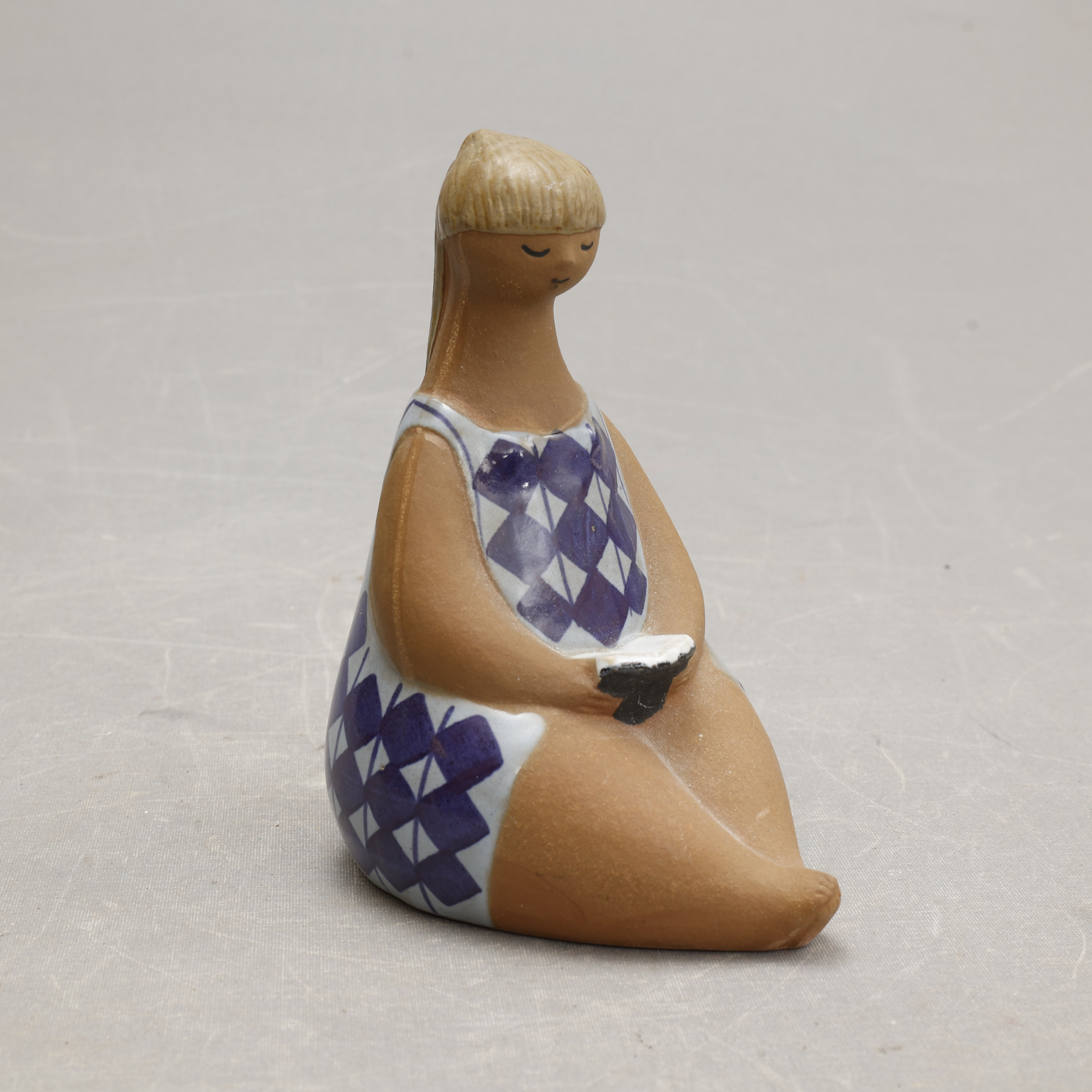 LISA LARSON. FIGURIN, " Amalia ", stengods, ur serien ABC-flickorna, signerad, Gustavsberg.