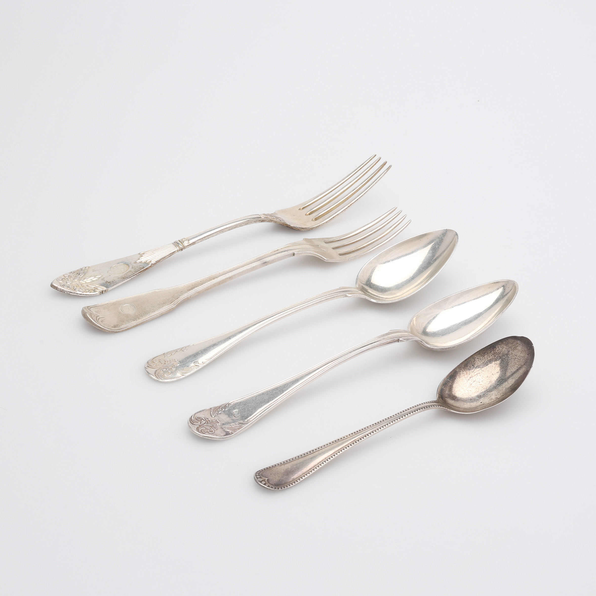 ANTIKA BESTICK AV SILVER, 5 DELAR, Sverige och USA, totalt 231 g.