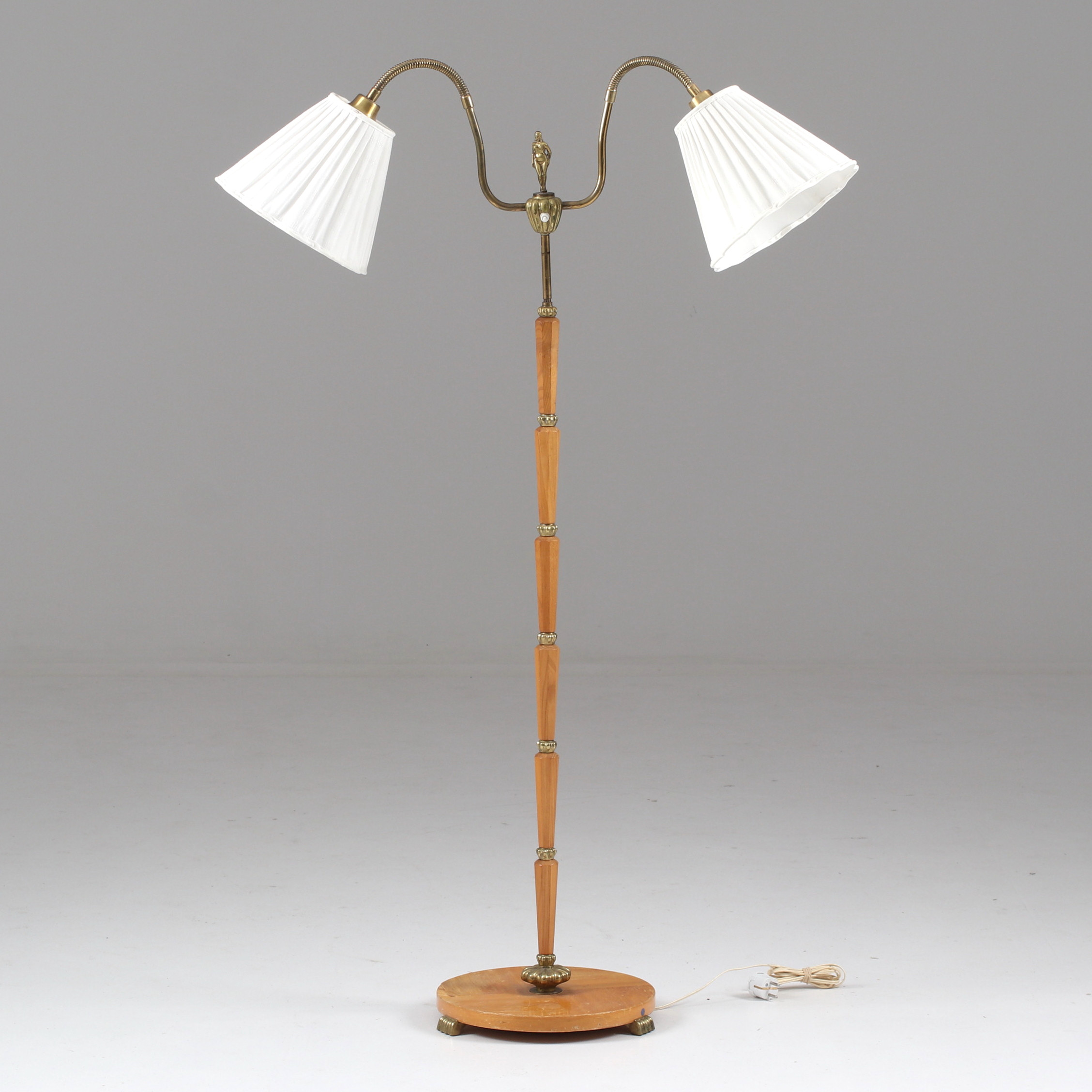 GOLVLAMPA, 2 armad, träklädd stomme, 1900-talets mitt.