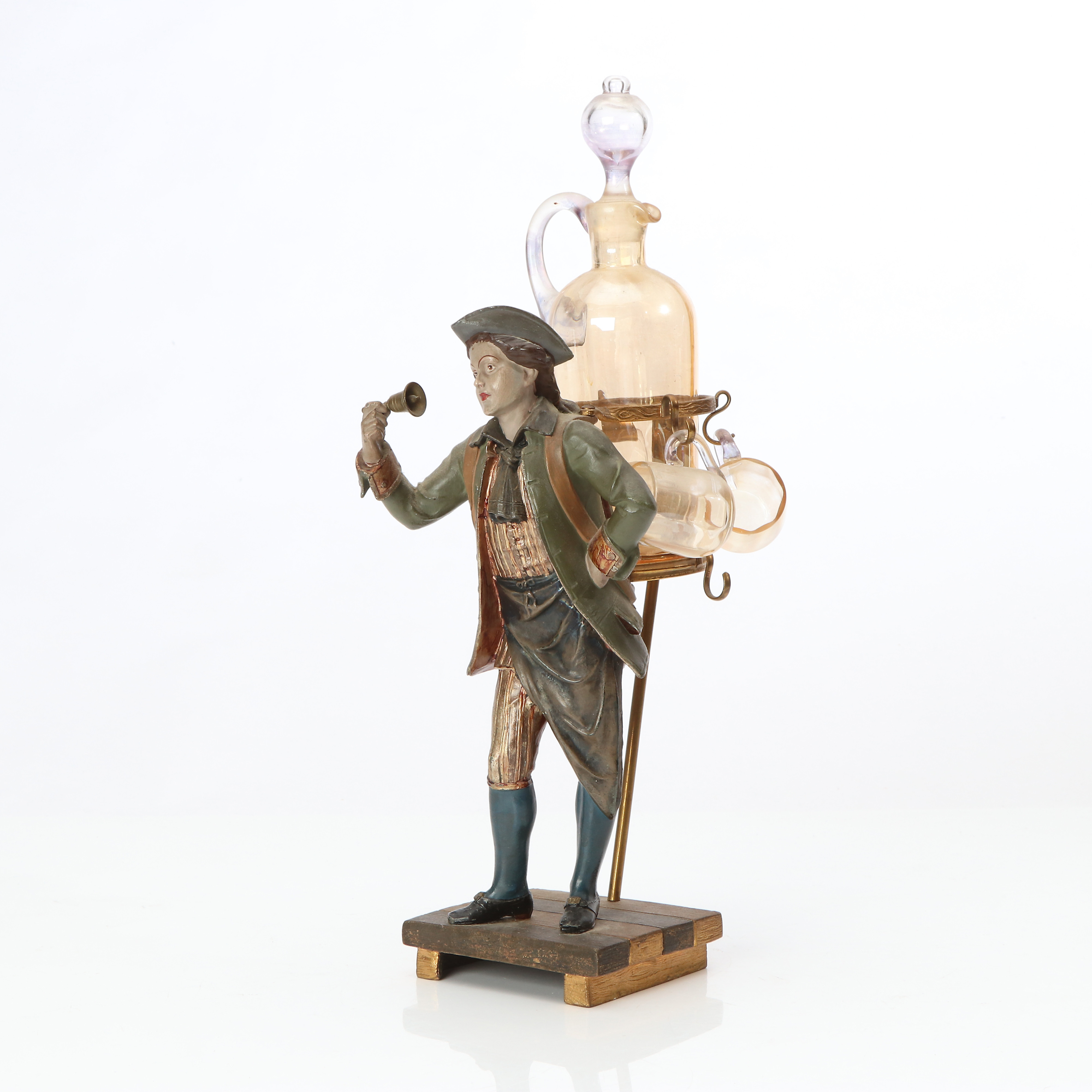 LIKÖRSTÄLL. Figur i bemålad metall med karaff och fyra muggar i glas. 18/1900-tal.