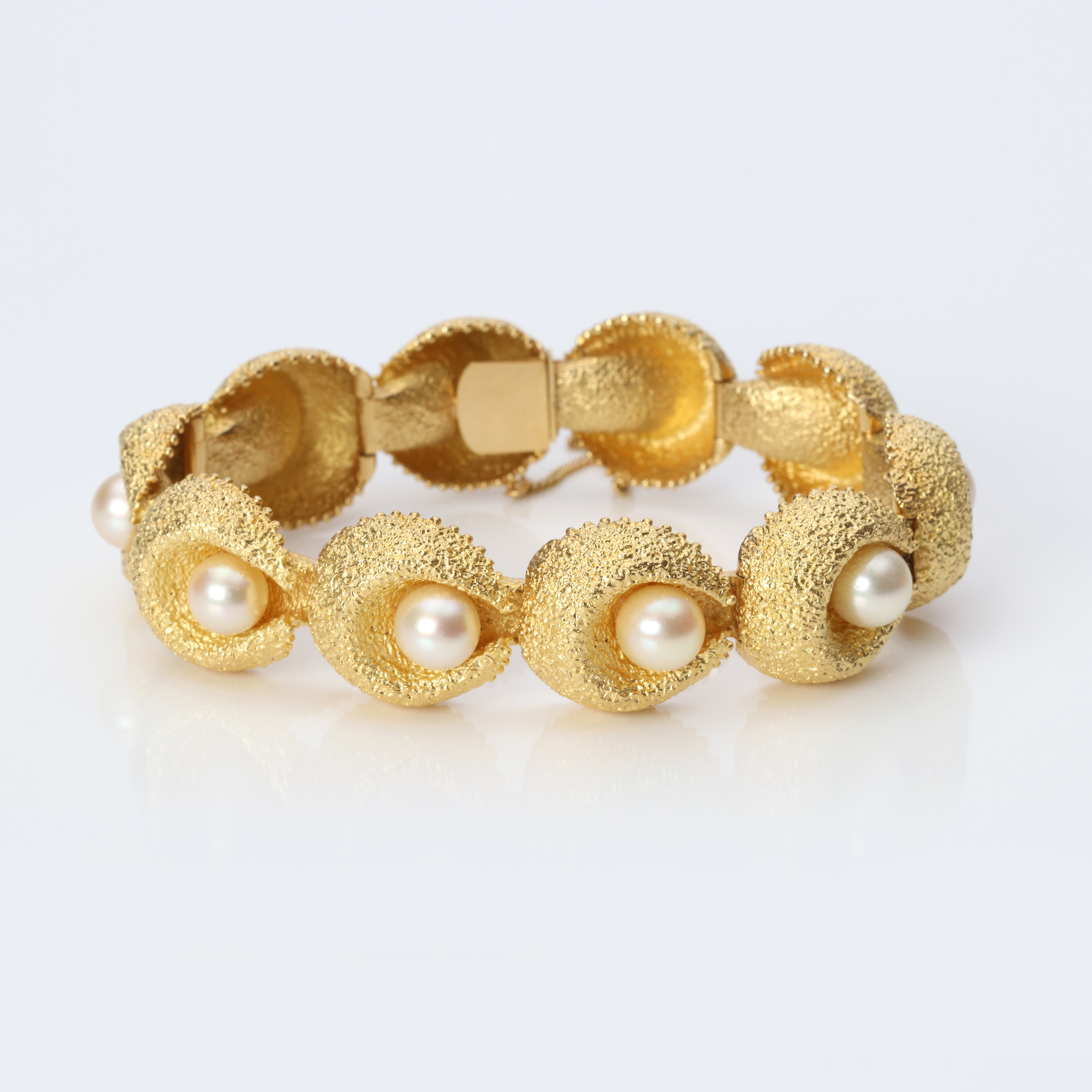 PÄRLARMBAND. 18k guld med odlade pärlor, oidentifierad tillverkare, totalvikt ca 73,6 gram.