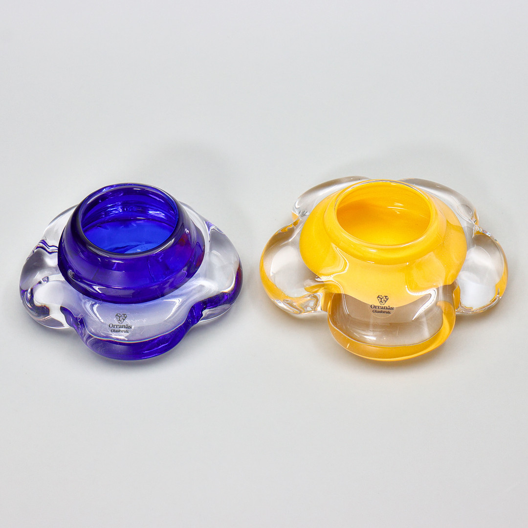 AMY KRÜGER. "FLOWY" 2 LJUSLYKTOR, ORRANÄS GLASBRUK, SIGNERADE.