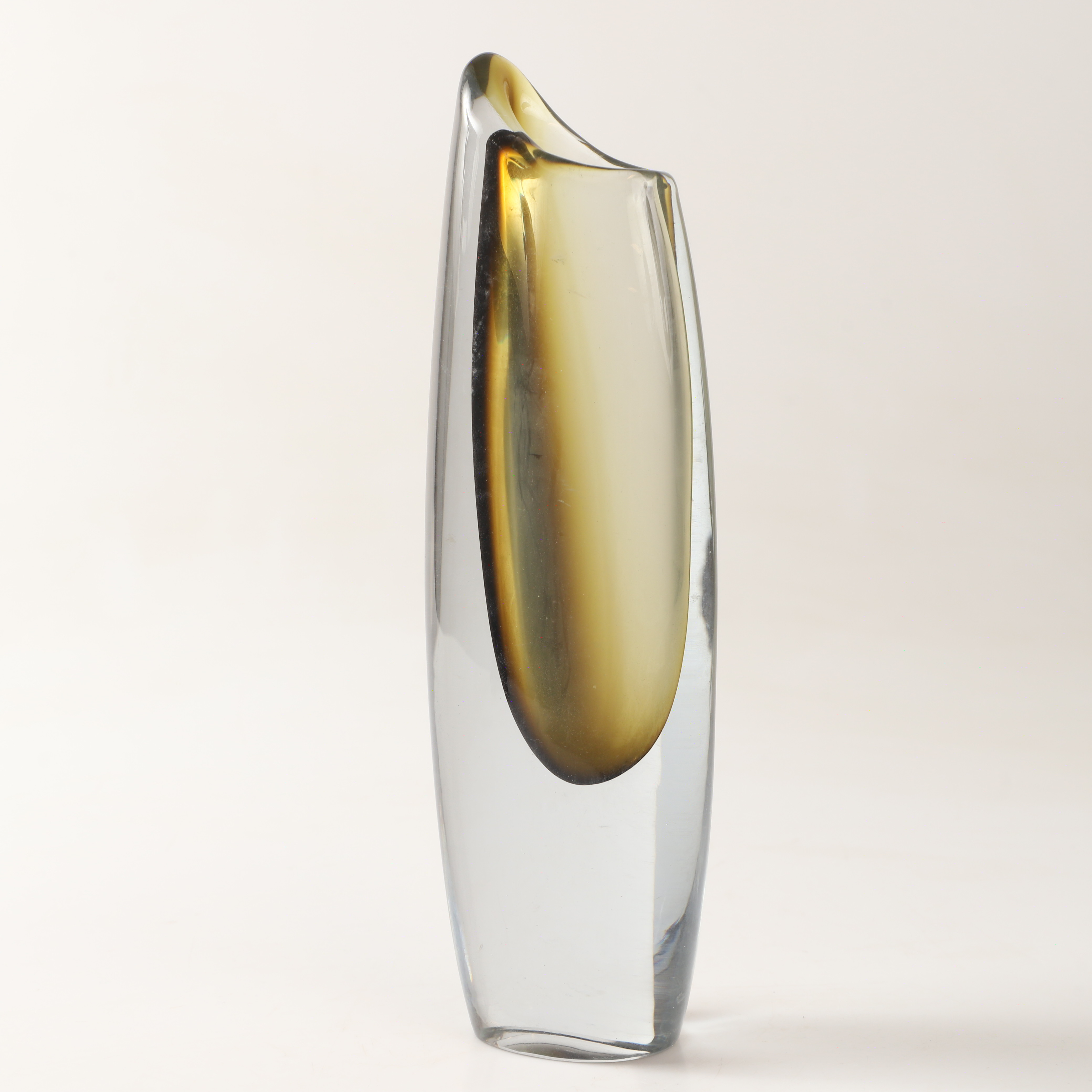 GUNNAR NYLUND. Vas, "Hajtand", konstglas, osignerad.