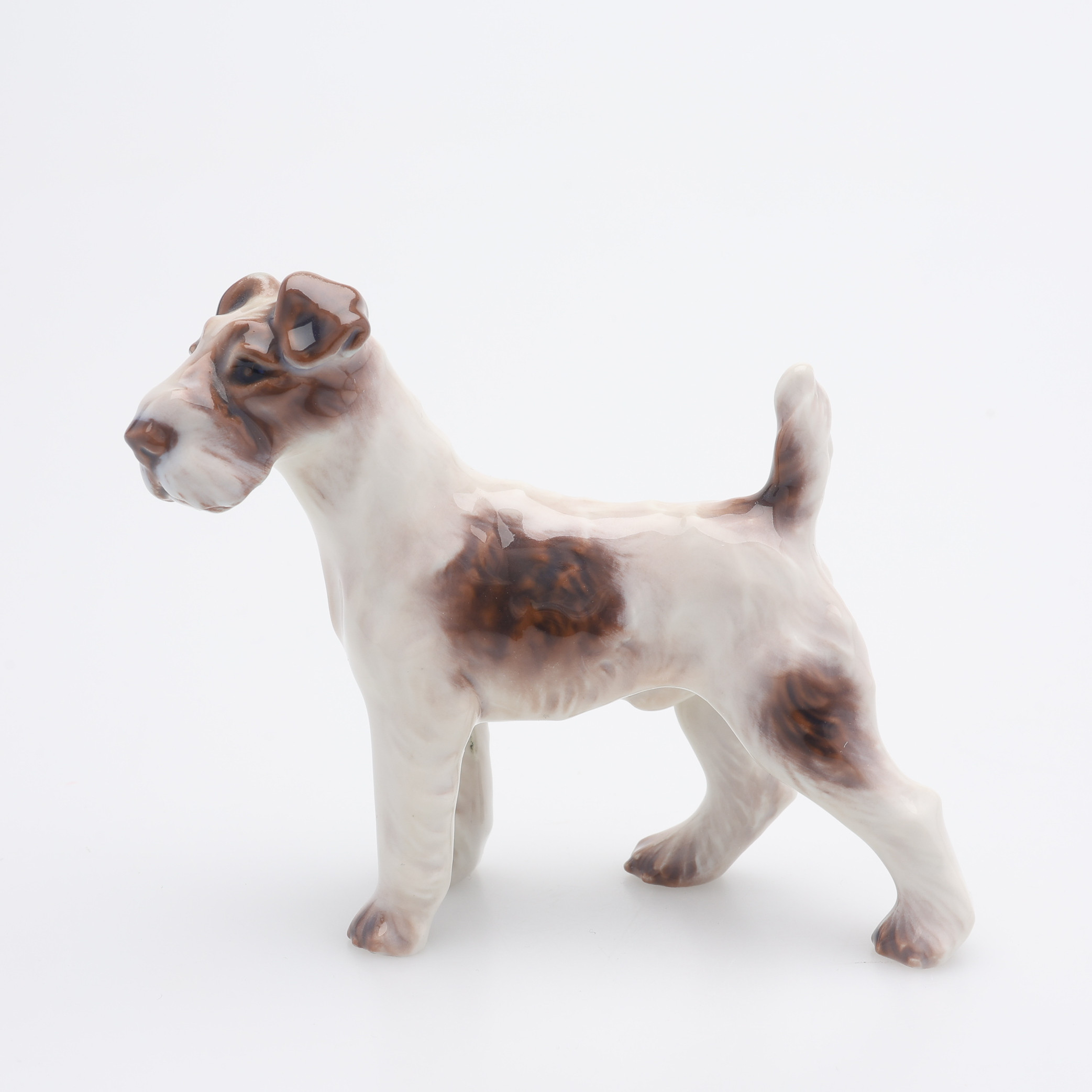 PETER DAHL JENSEN 1874-1960. PORSLINSFIGURIN, FOXTERRIER MODELL 1118 FÖR DAHL JENSEN.