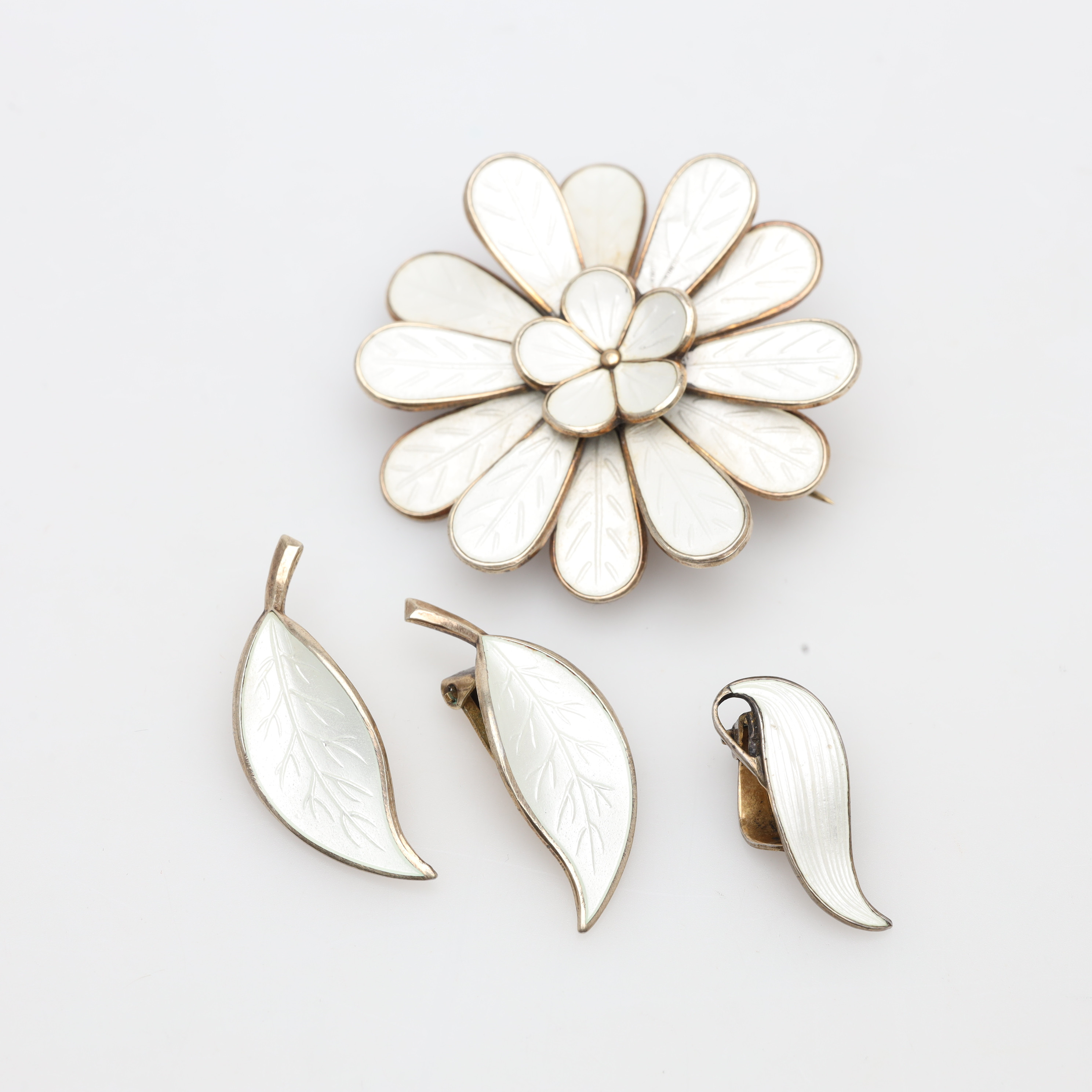 BROSCH samt ÖRHÄNGEN 4 delar, sterlingsilver, emalj, Norge, bruttovikt ca 21,8 gram.