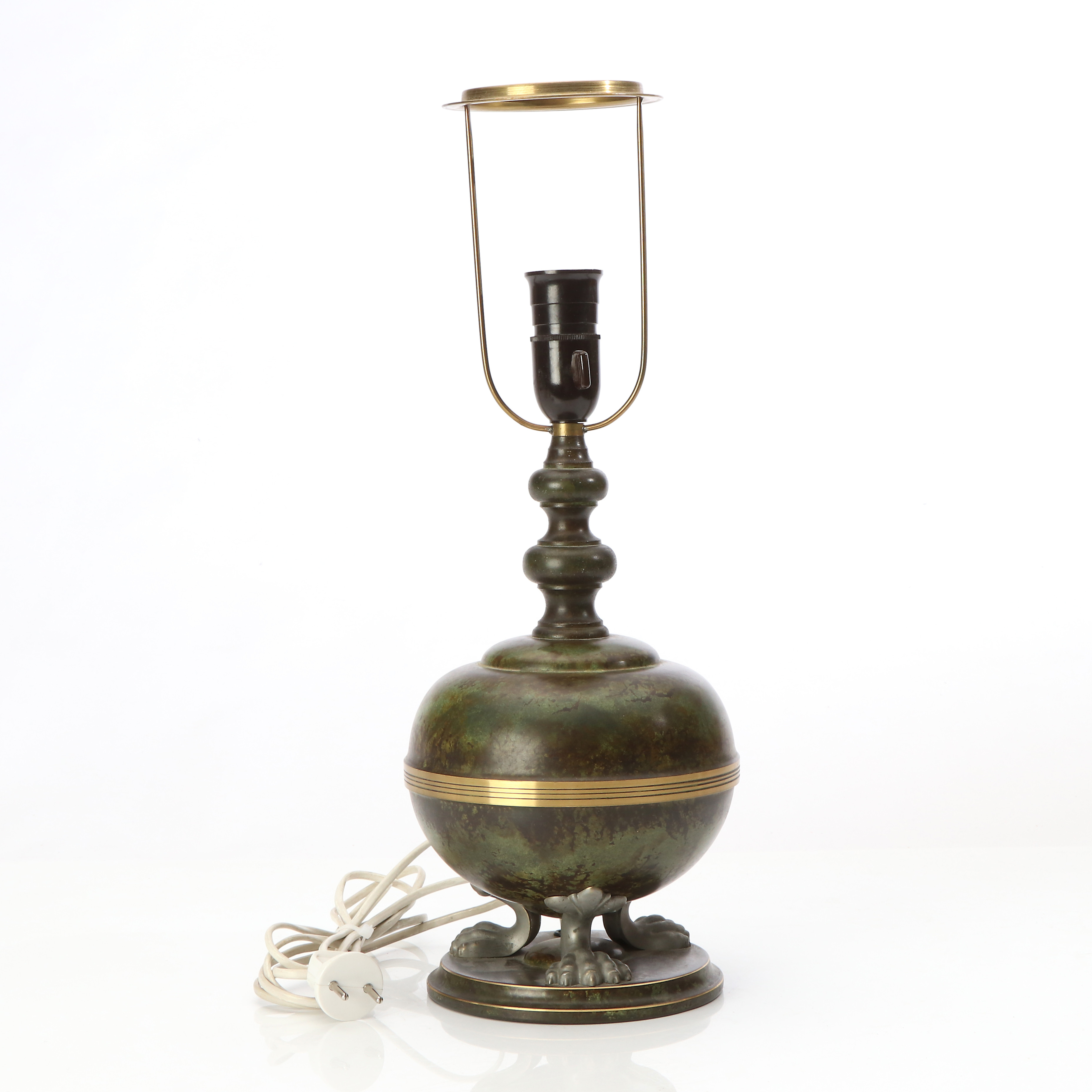 SVENSKA METALLVERKET, BORDSLAMPA. Patinerad brons. 1930/40-tal.