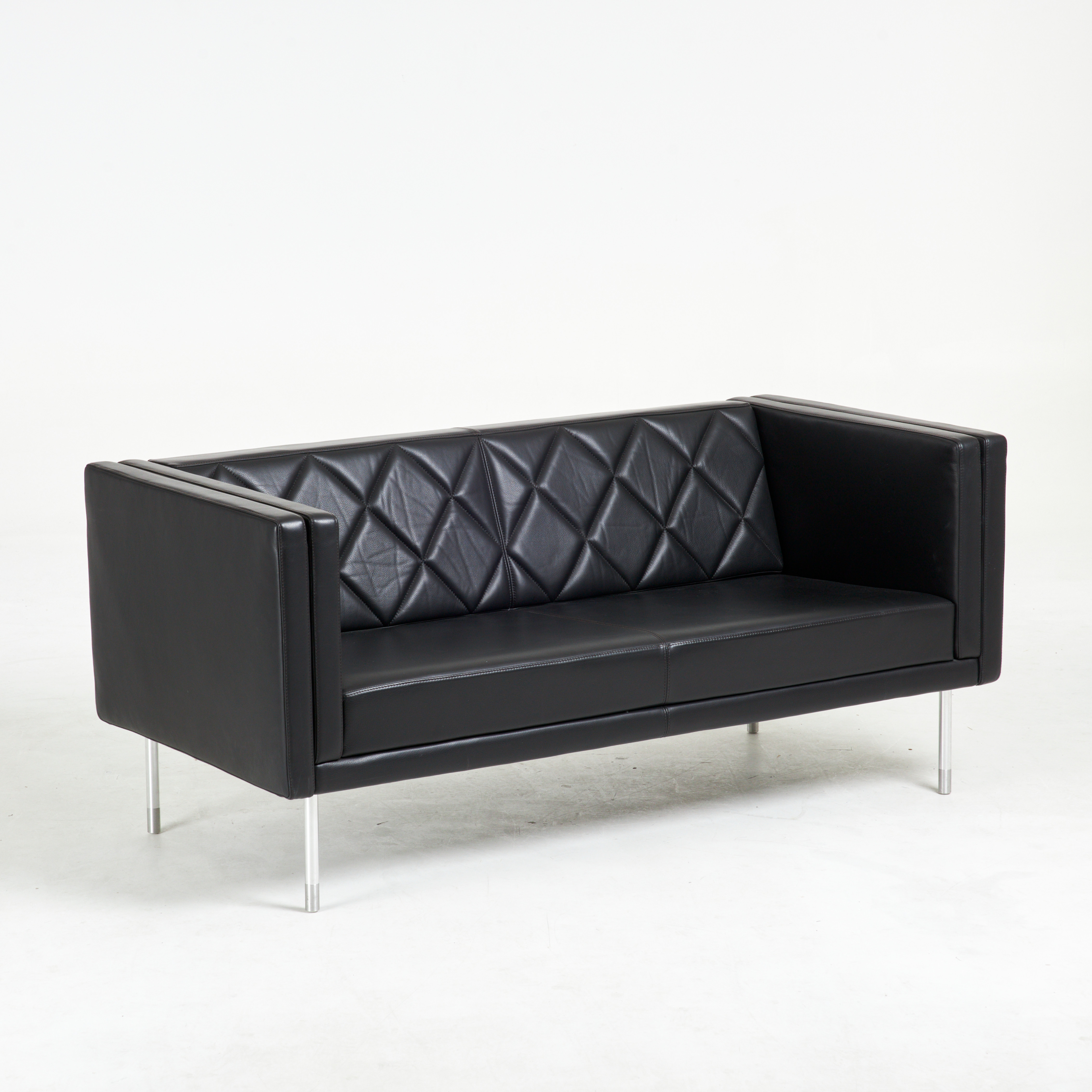 SOFFA. "Harlequin", för +Halle, svart läder, kromade ben.