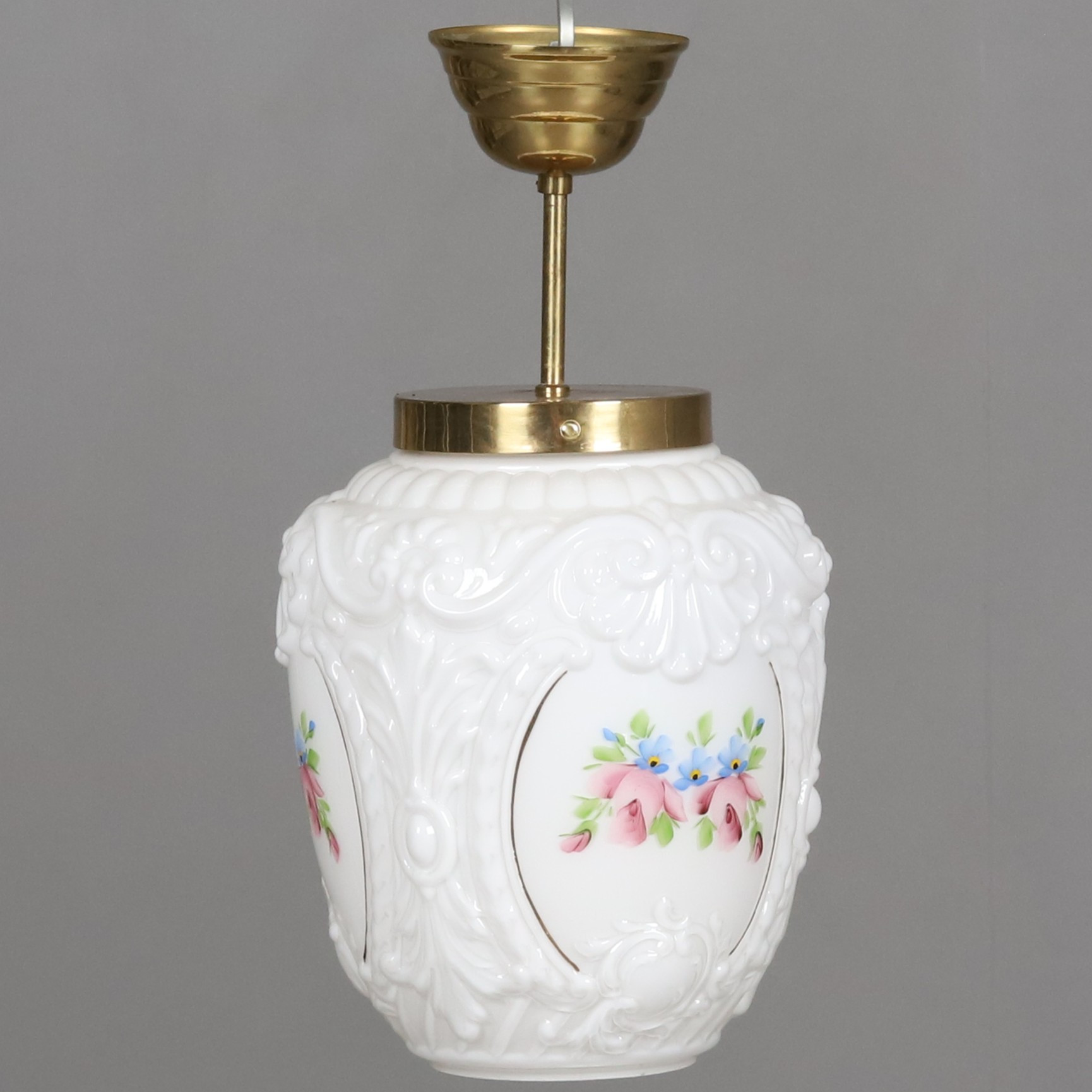 TAKLAMPA. Mässingstomme med dekormålad glaskupa, 1900-tal.