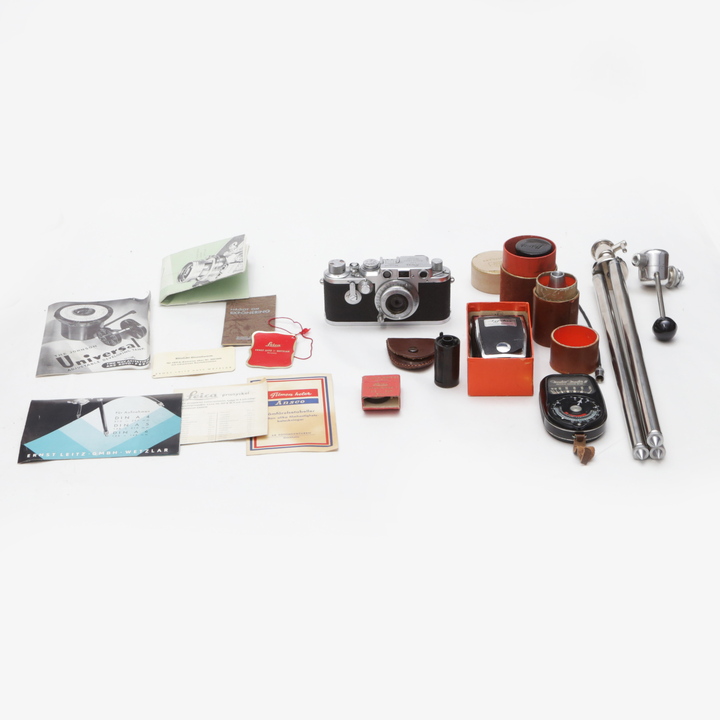 KAMERA Leica, med diverse KAMERATILLBEHÖR.
